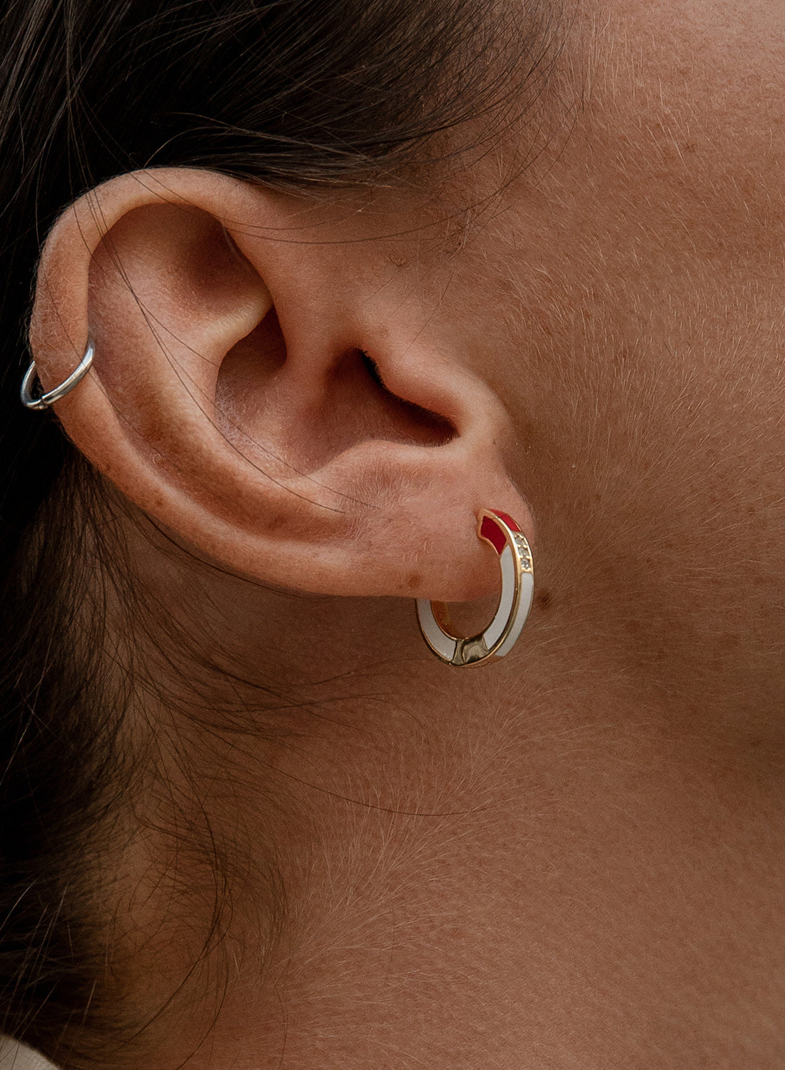 Pendientes aros pequeños diseño esmalte rojo y blanco con circonitas