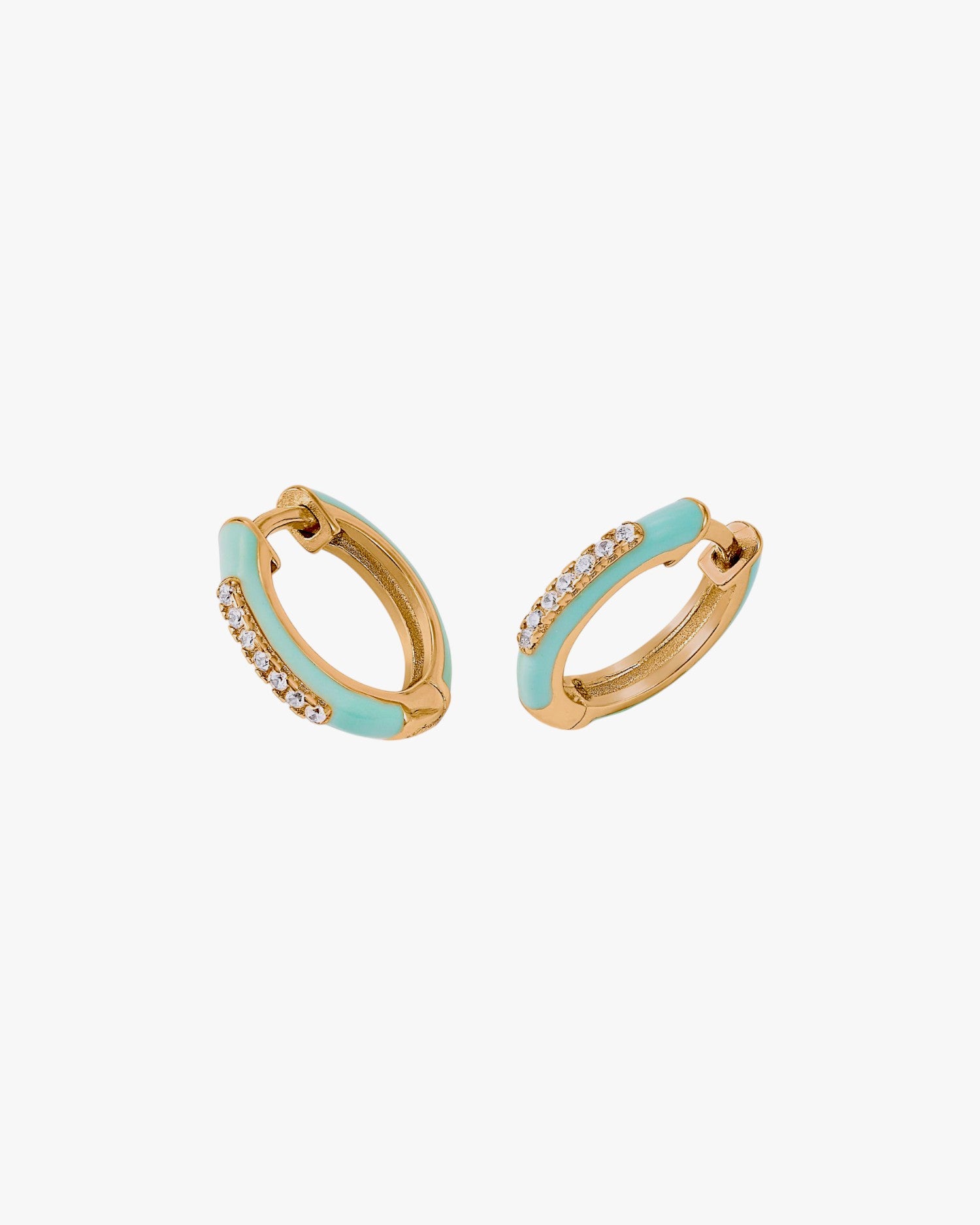 Petites boucles d'oreilles créoles en émail couleur menthe avec une ligne centrale de zircone cubique.