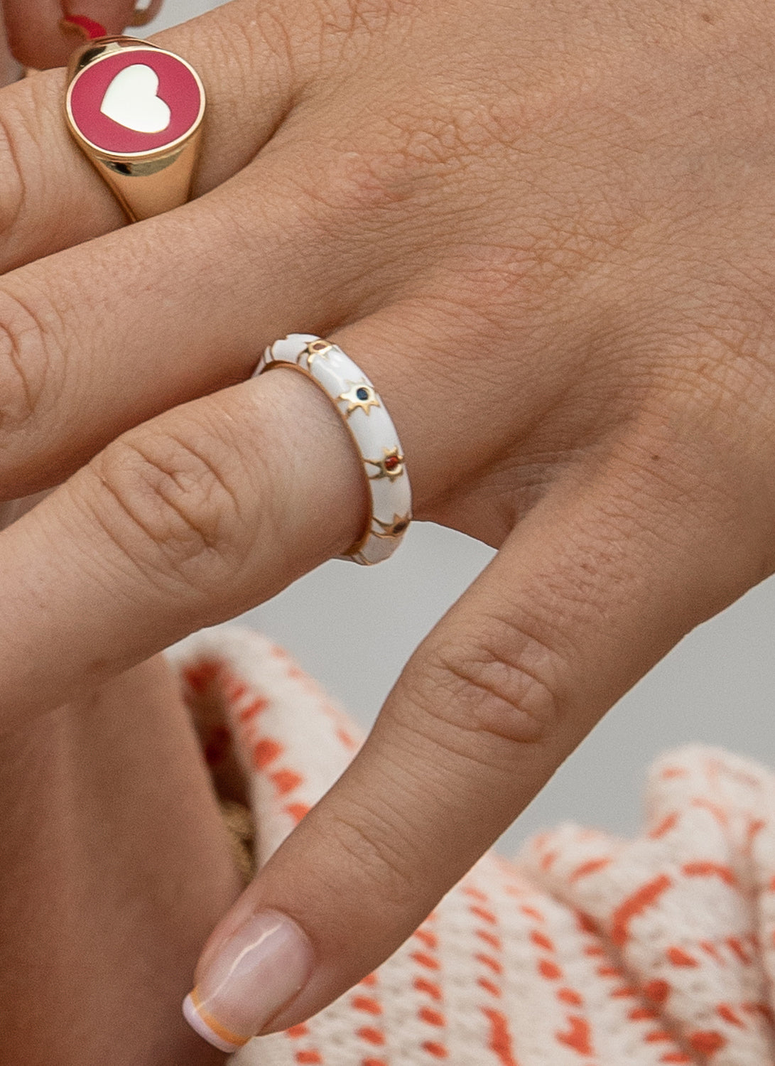 Anillo esmalte blanco diseño estrellas multicolores