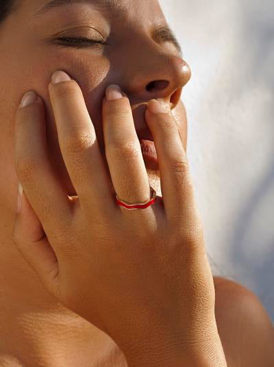 Anillos finos de plata esmalte rojo diseño curvilíneo