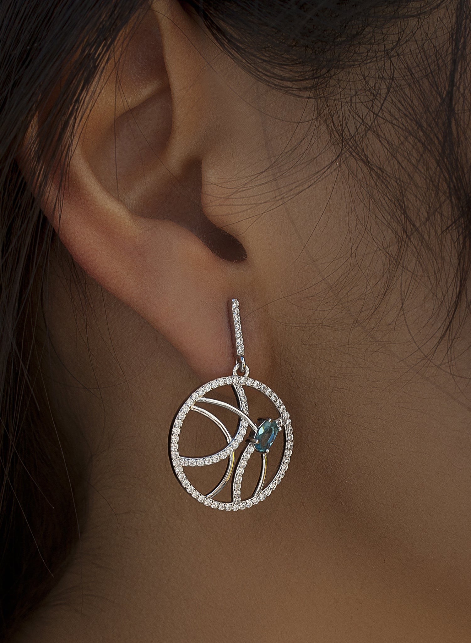 Pendientes con colgantes diseño de circonitas y gema