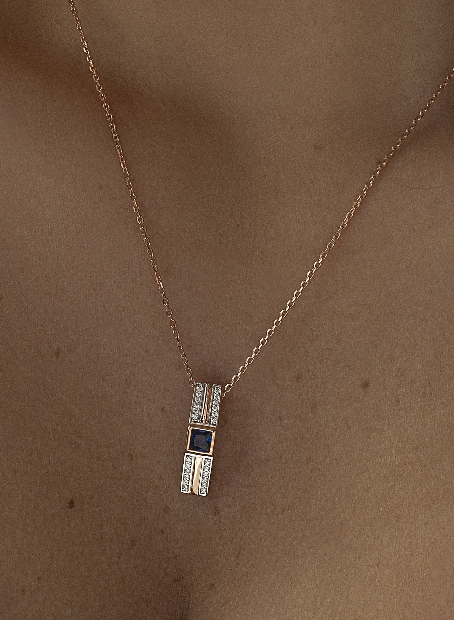 Colgantes bicolor diseño rectangular con gema central