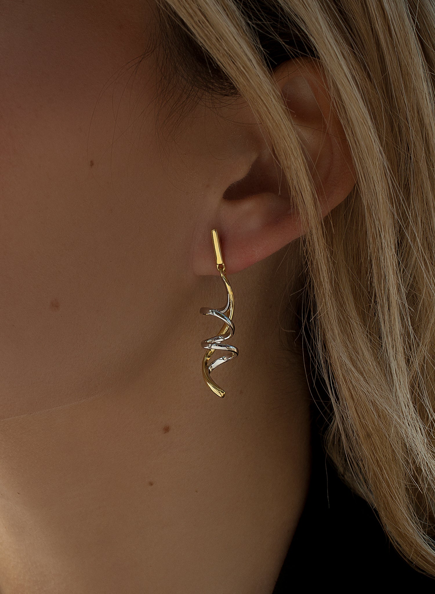 Pendientes originales bicolores diseño tirabuzón
