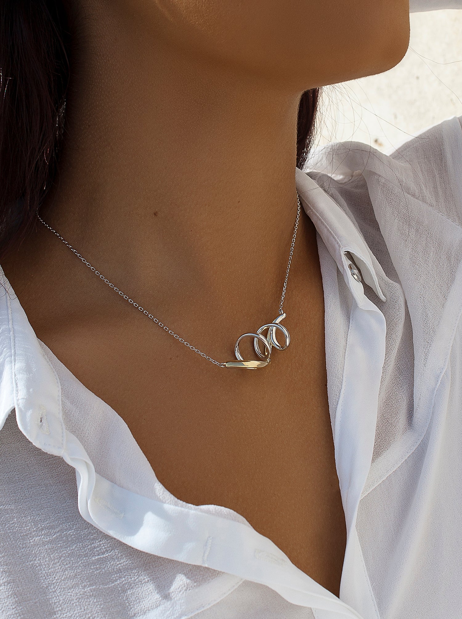 Collares con colgantes diseño tirabuzón bicolor