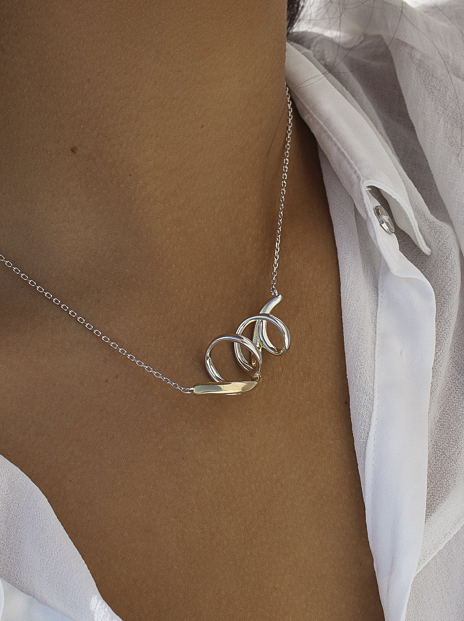 Collares con colgantes diseño tirabuzón bicolor