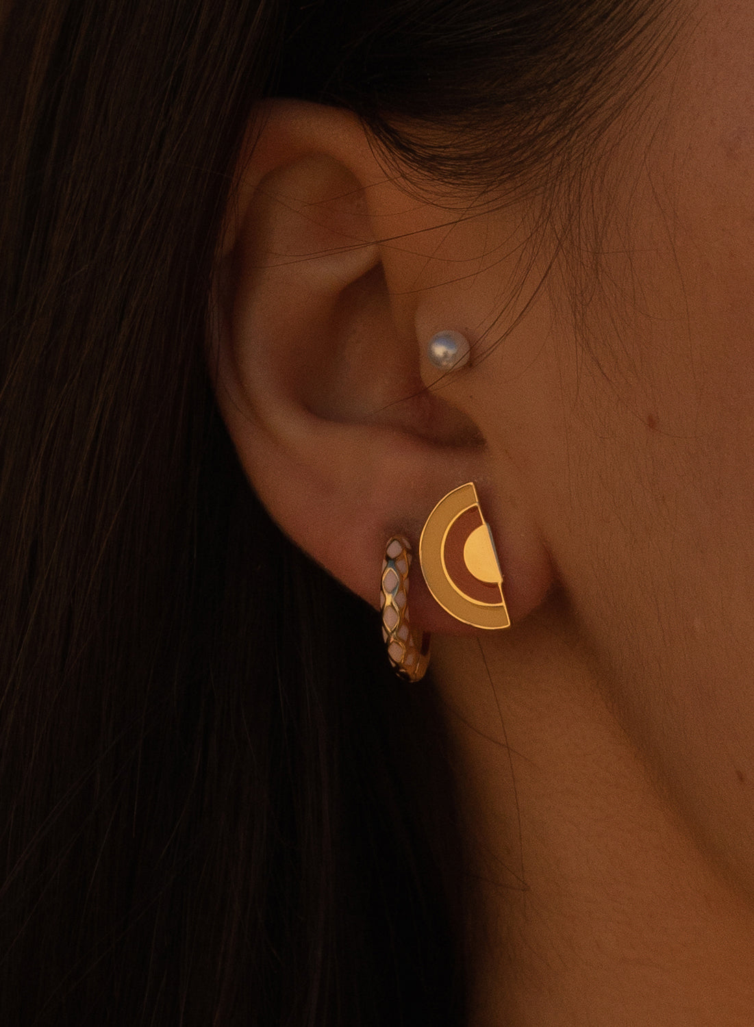 Pendientes pequeños diseño original con esmalte en tres colores