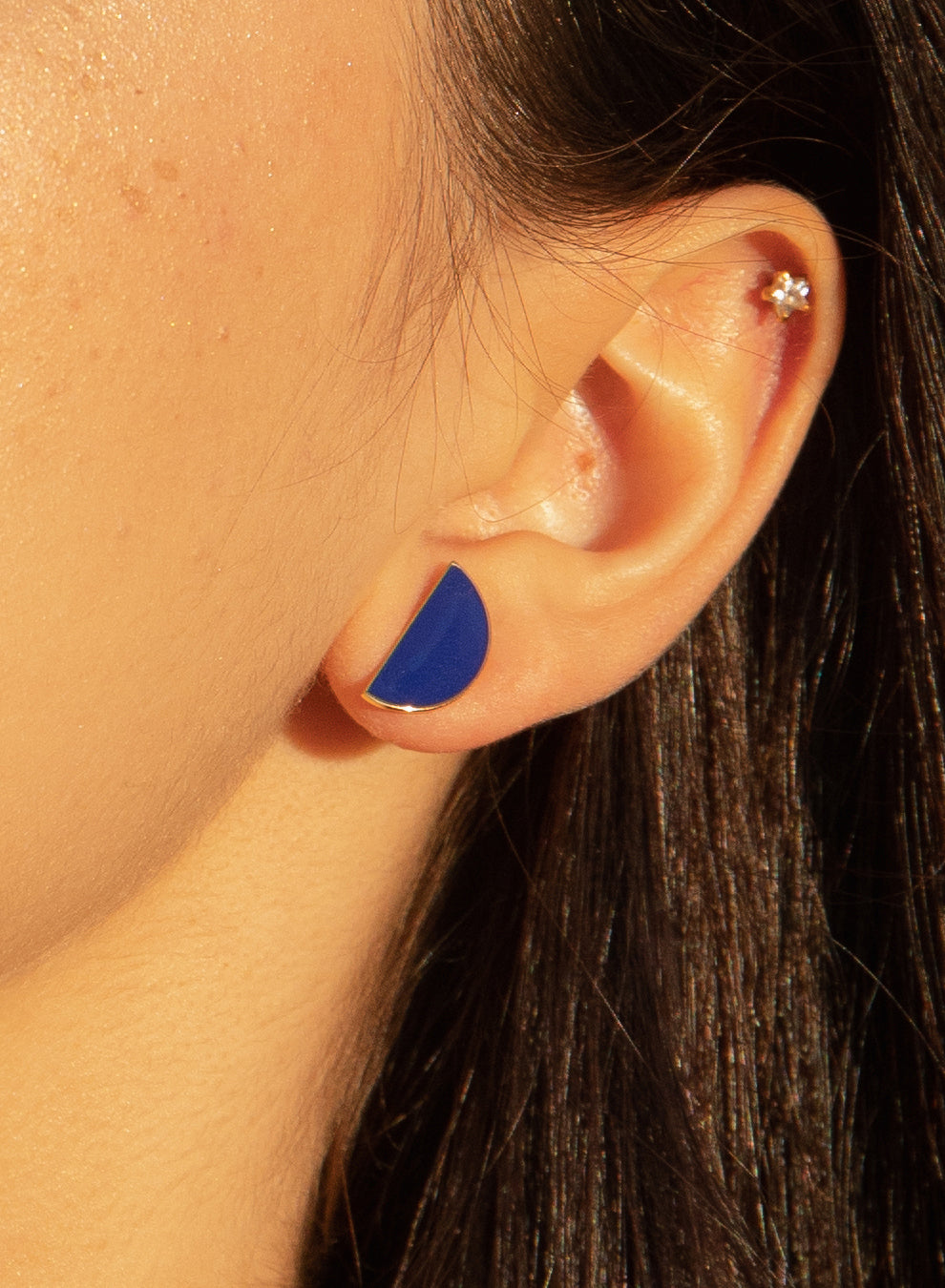 Pendientes pequeños diseño original con esmalte en tres colores