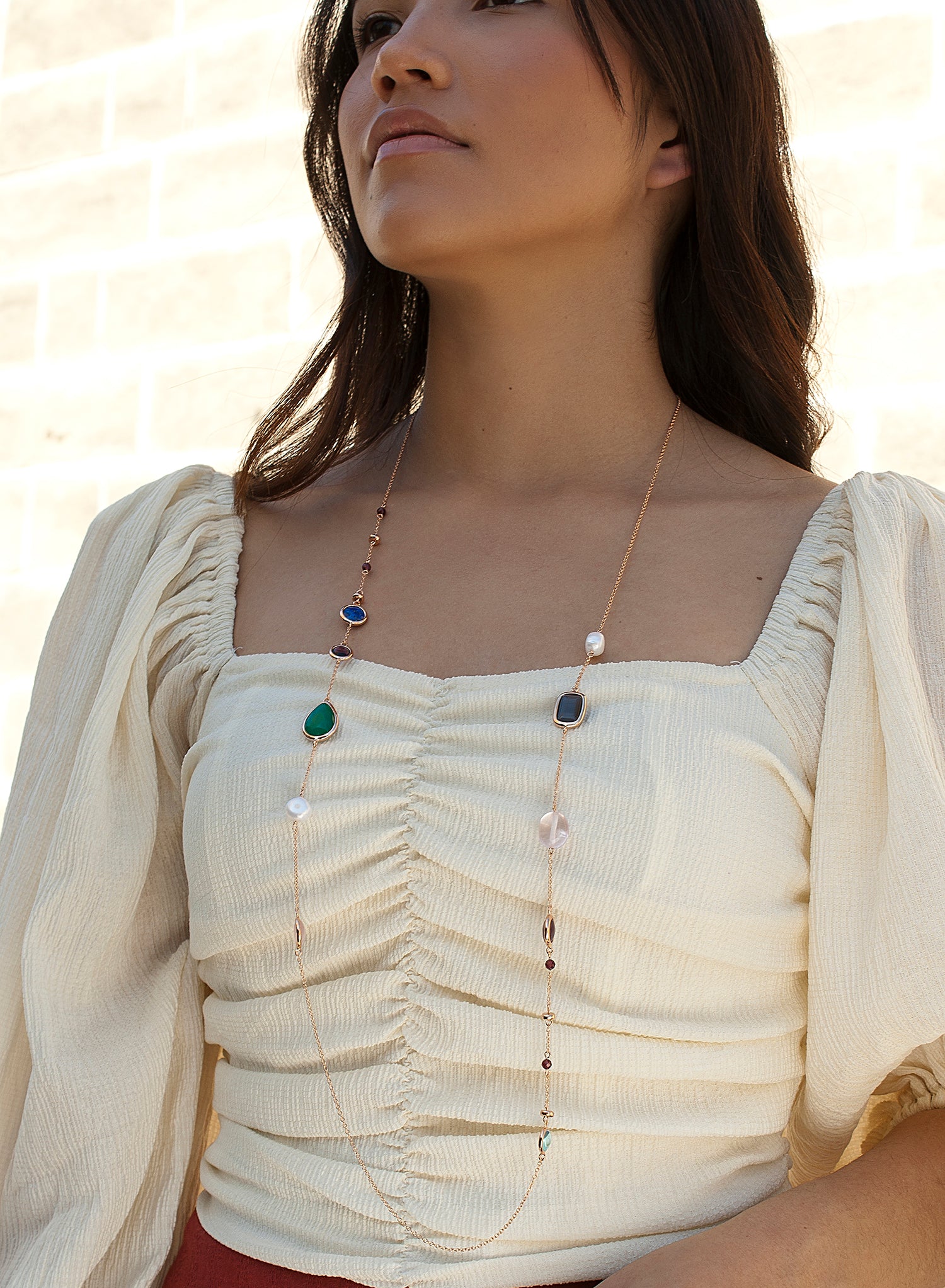 Collares largos con piedras de colores geométricas