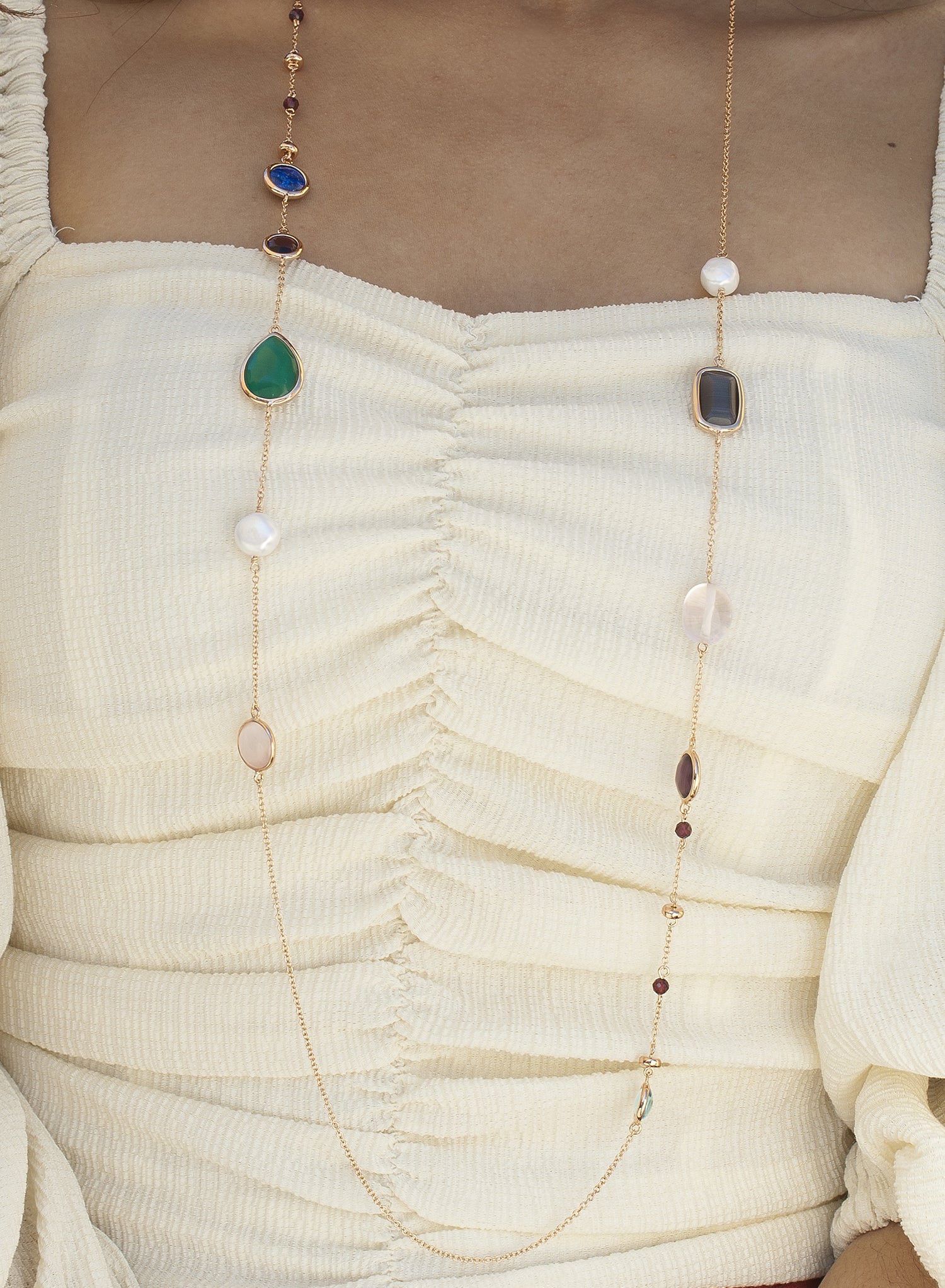 Collares largos con piedras de colores geométricas