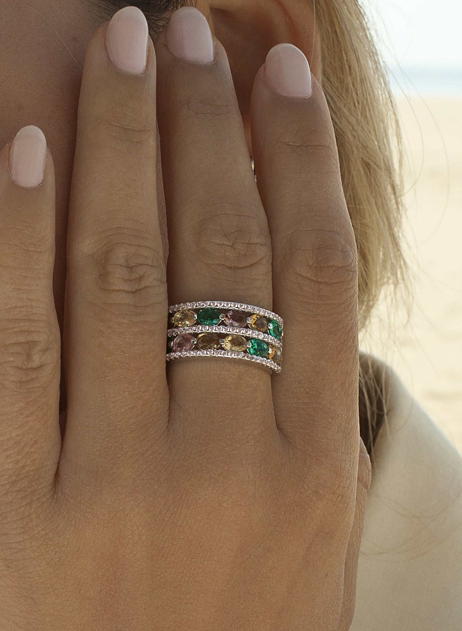 Anillos con piedras multicolores y carriles de circonitas