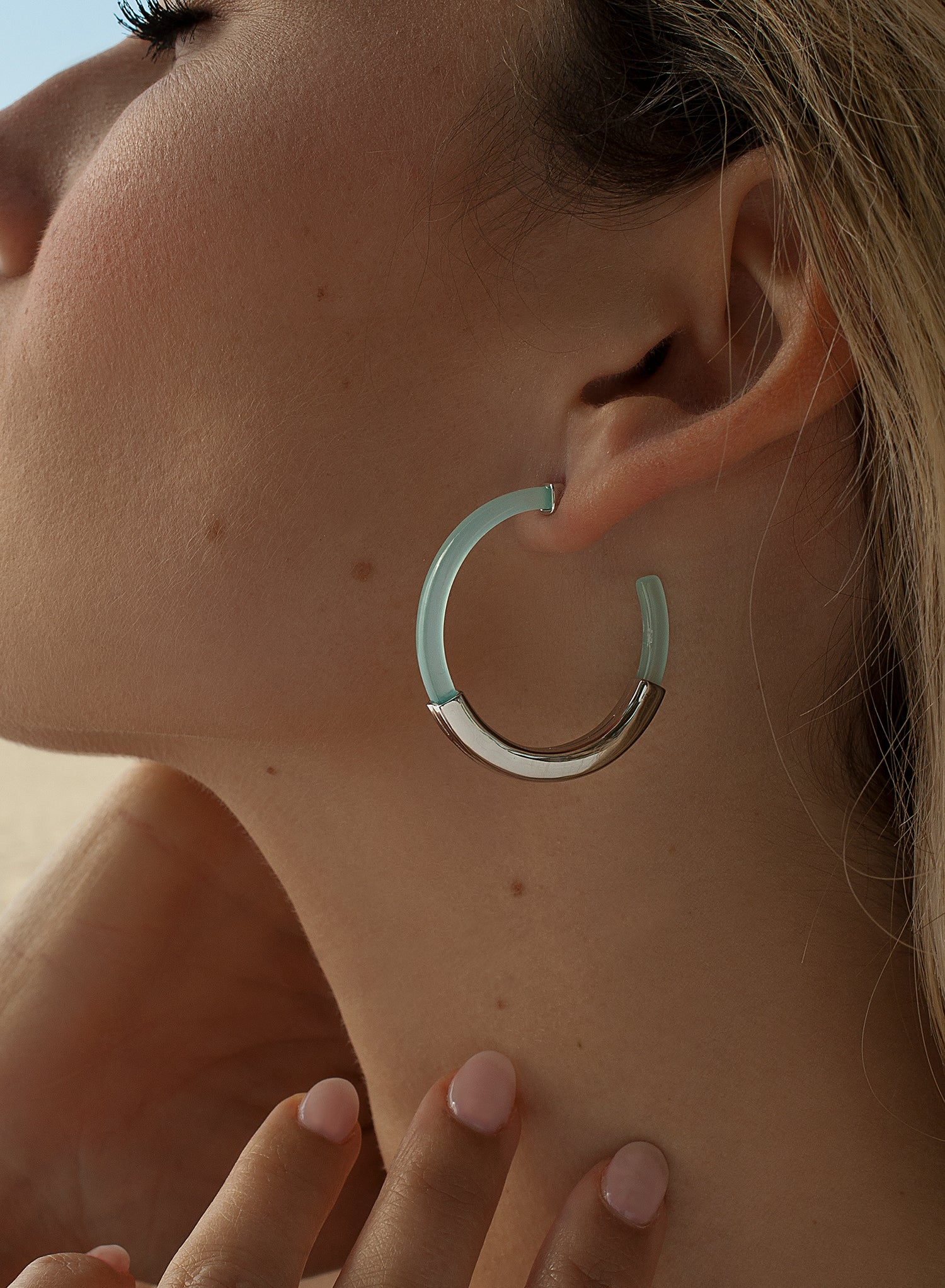 Pendientes aro diseño resina tono azul y banda de plata lisa central