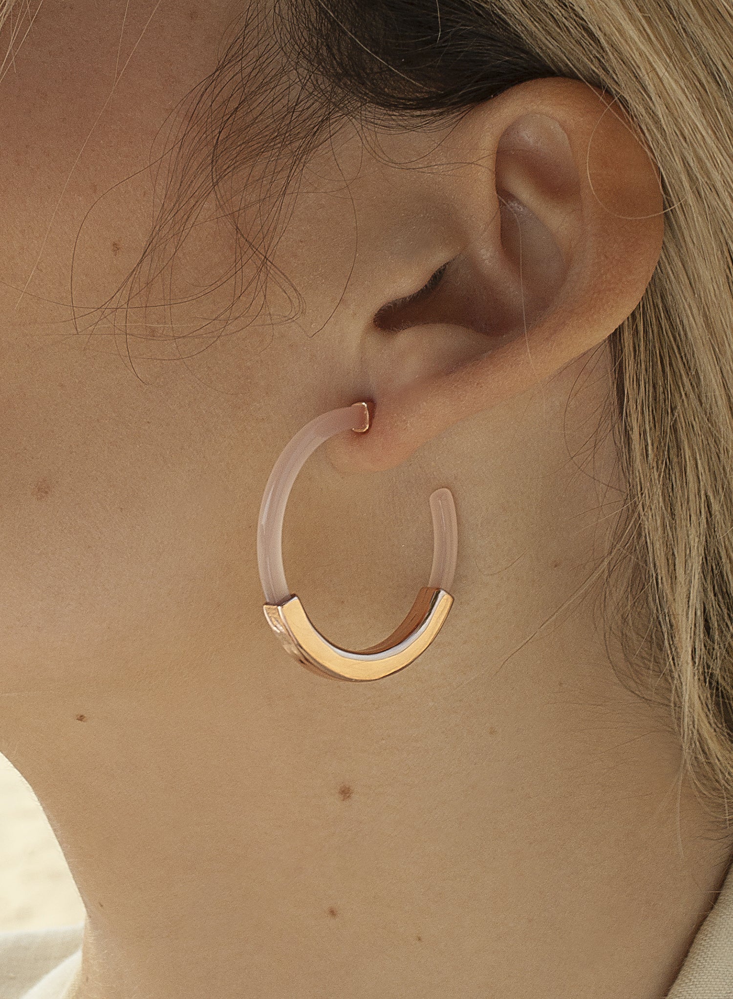 Pendientes aro diseño resina tono rosa y banda de plata lisa central