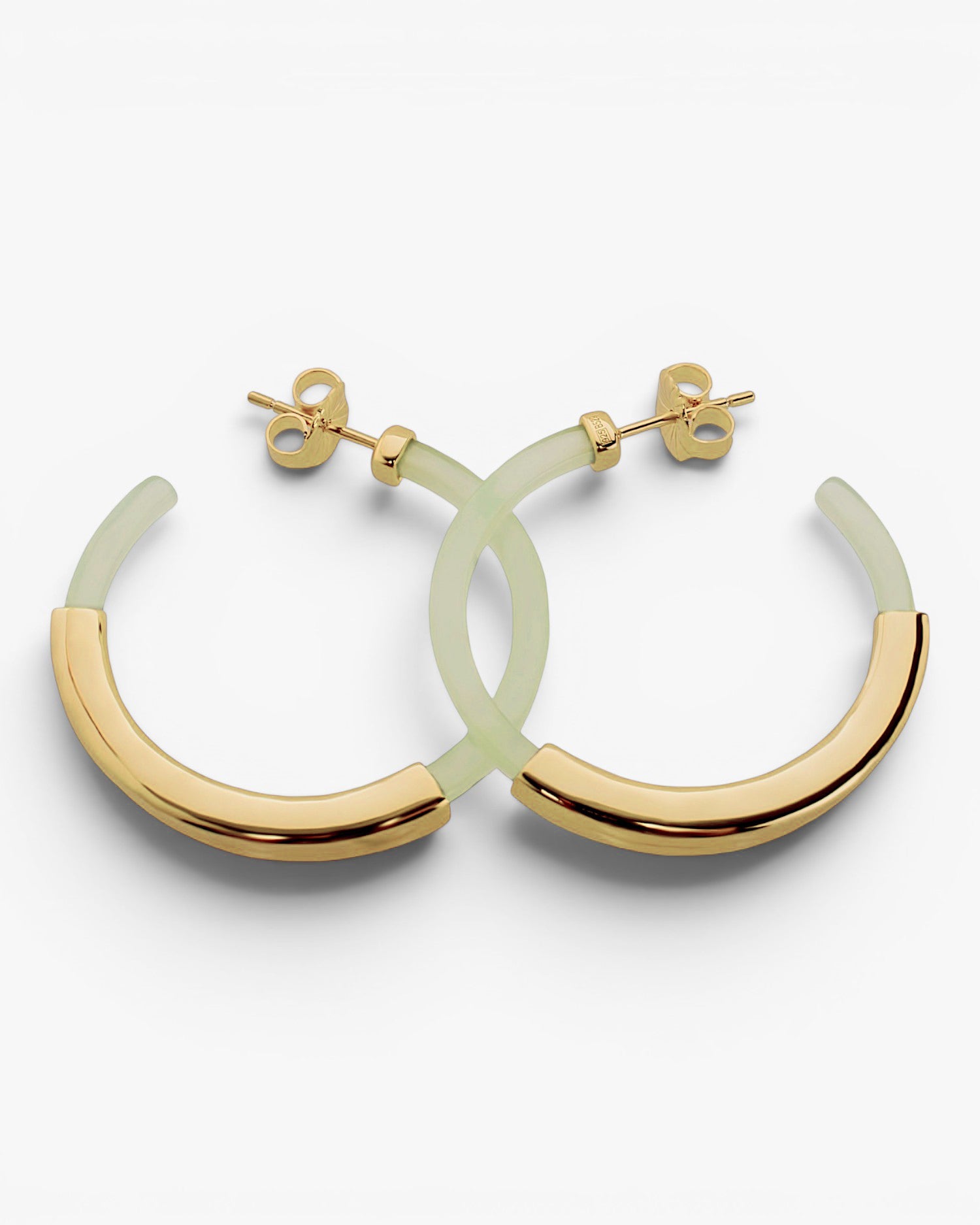 Hoop earrings, resin design in a green tone and a central smooth silver band.