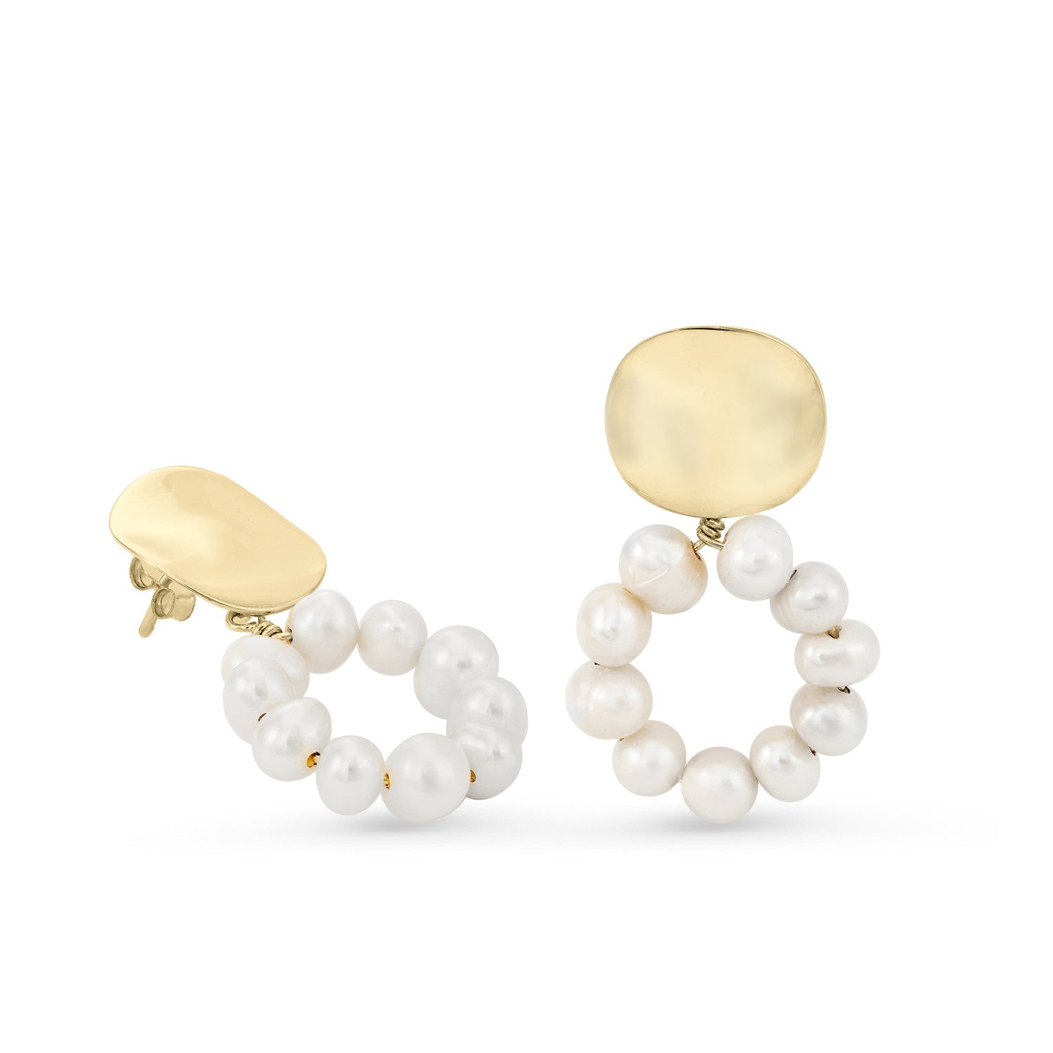 Pendientes perlas diseño circular con botón dorado