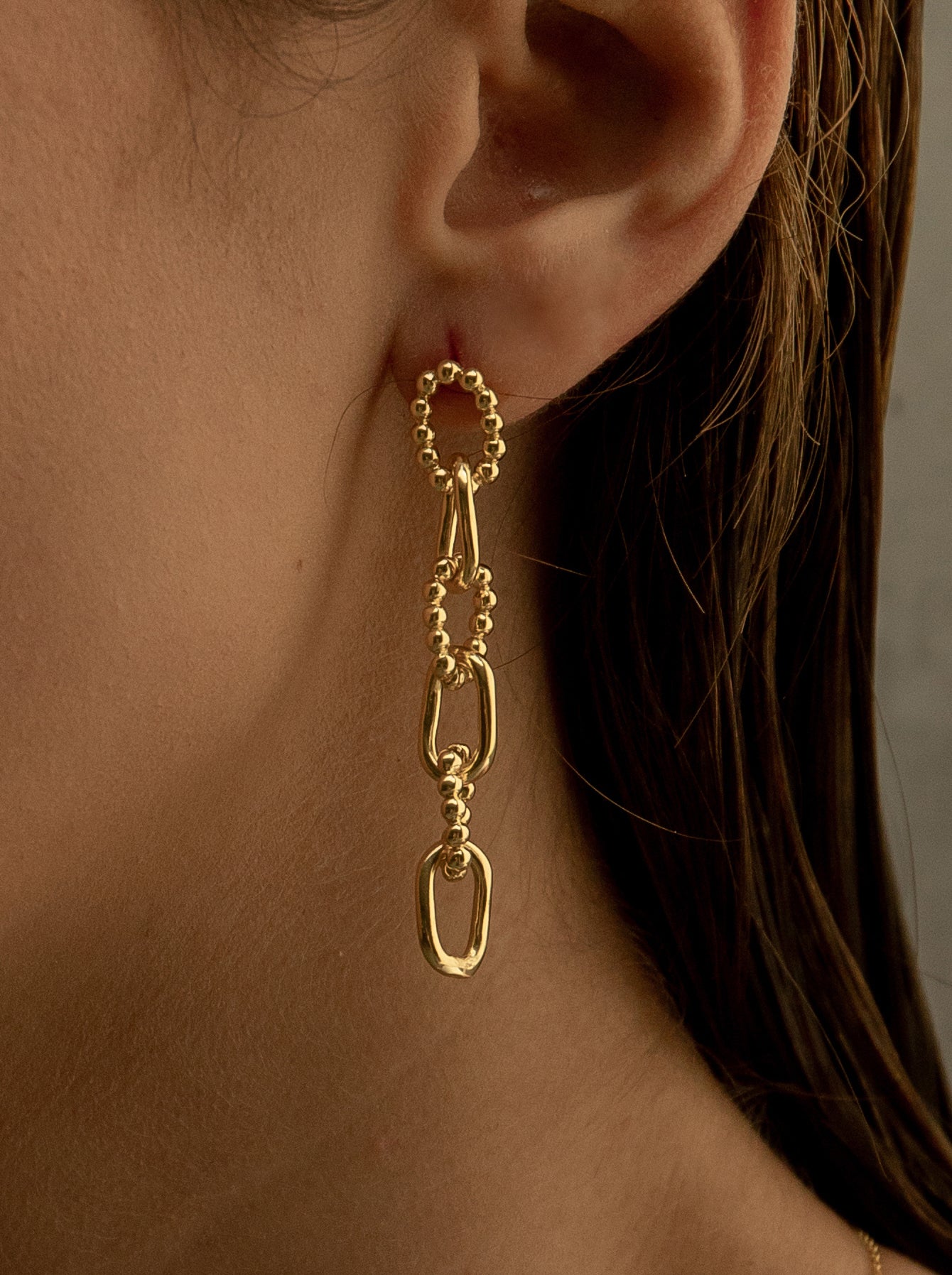 Pendientes largos de plata perlas diseño de eslabones dorados