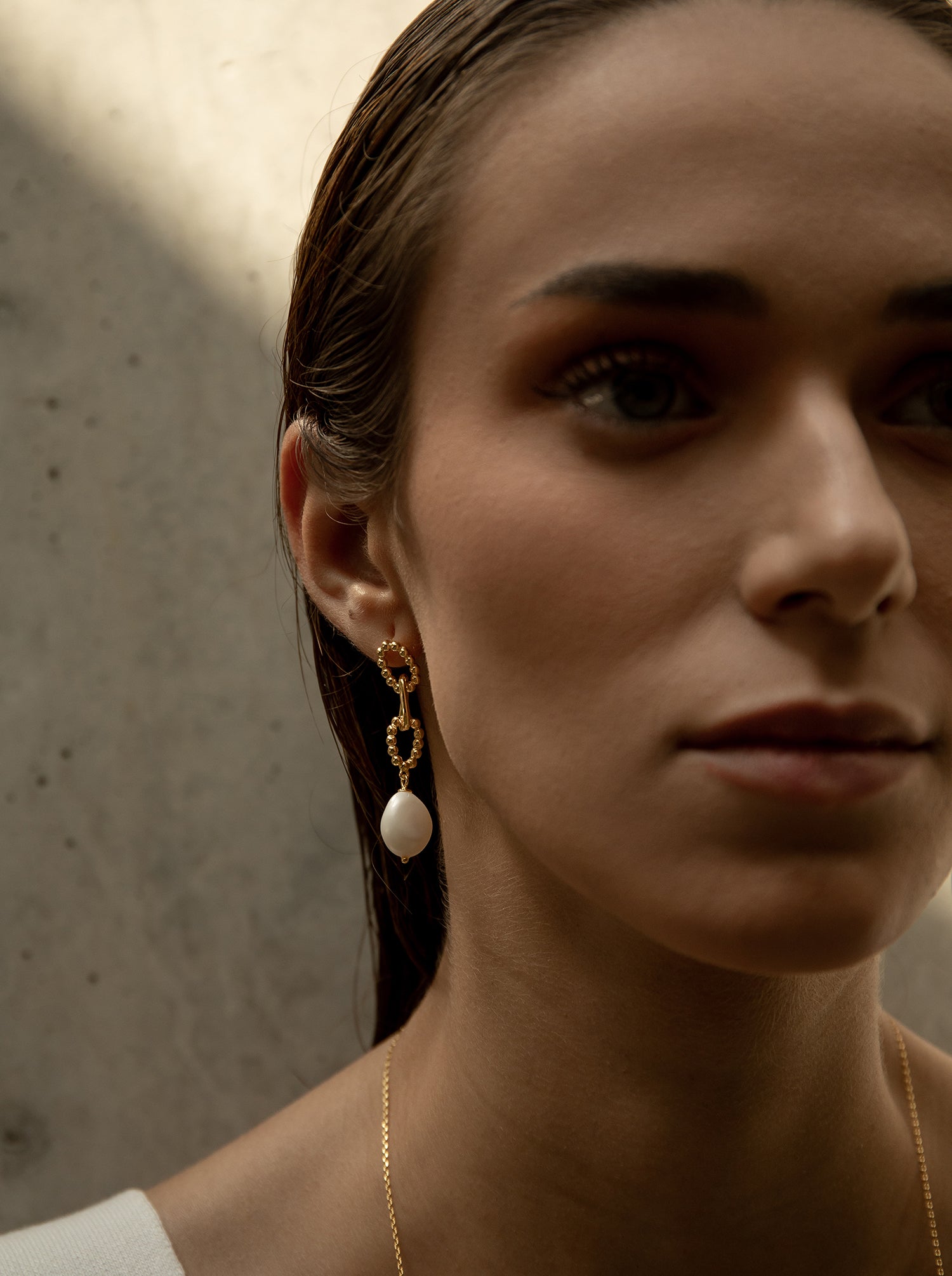 Pendientes largos de plata perlas diseño de eslabones dorados