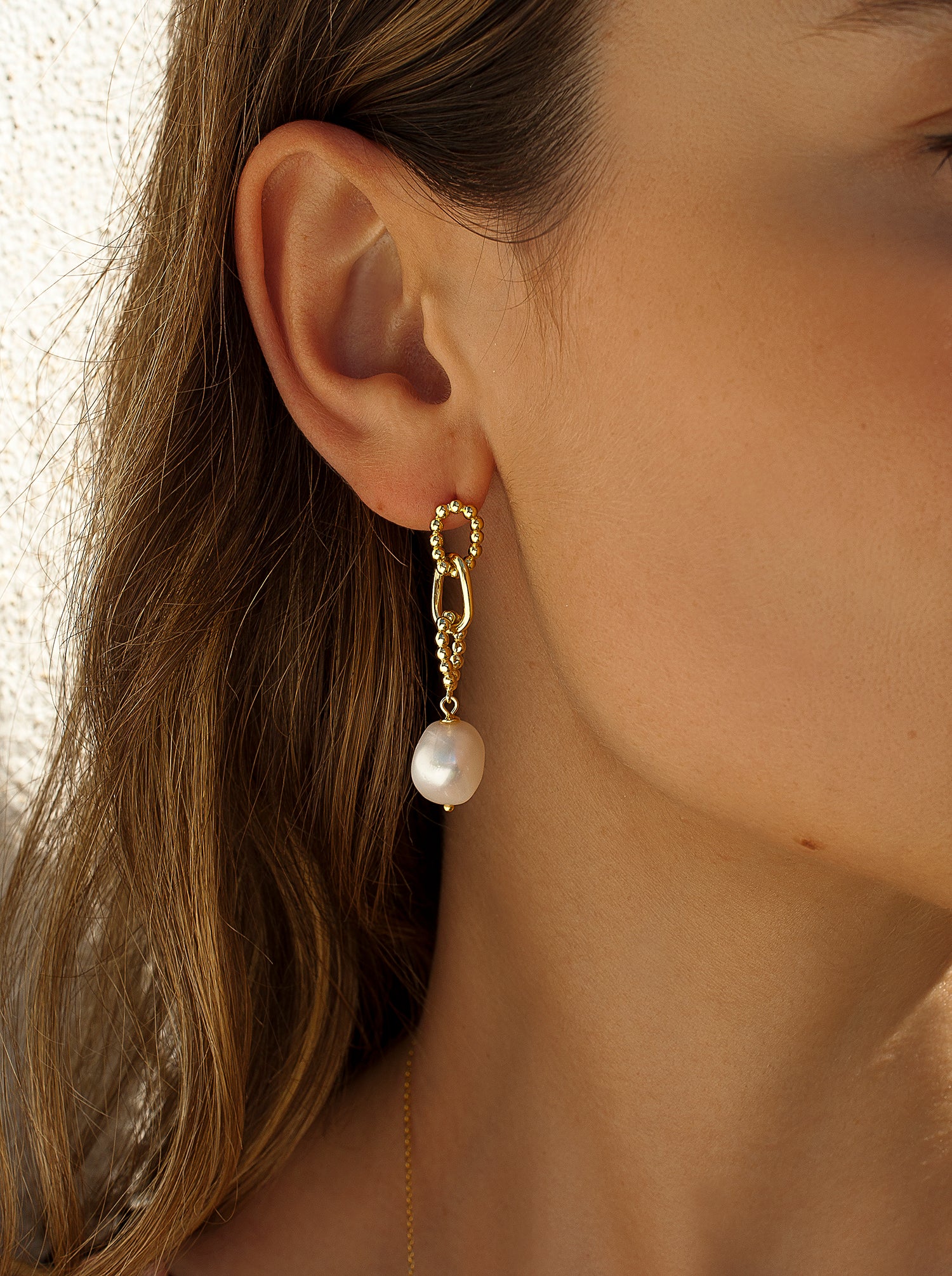 Pendientes largos de plata perlas diseño de eslabones dorados
