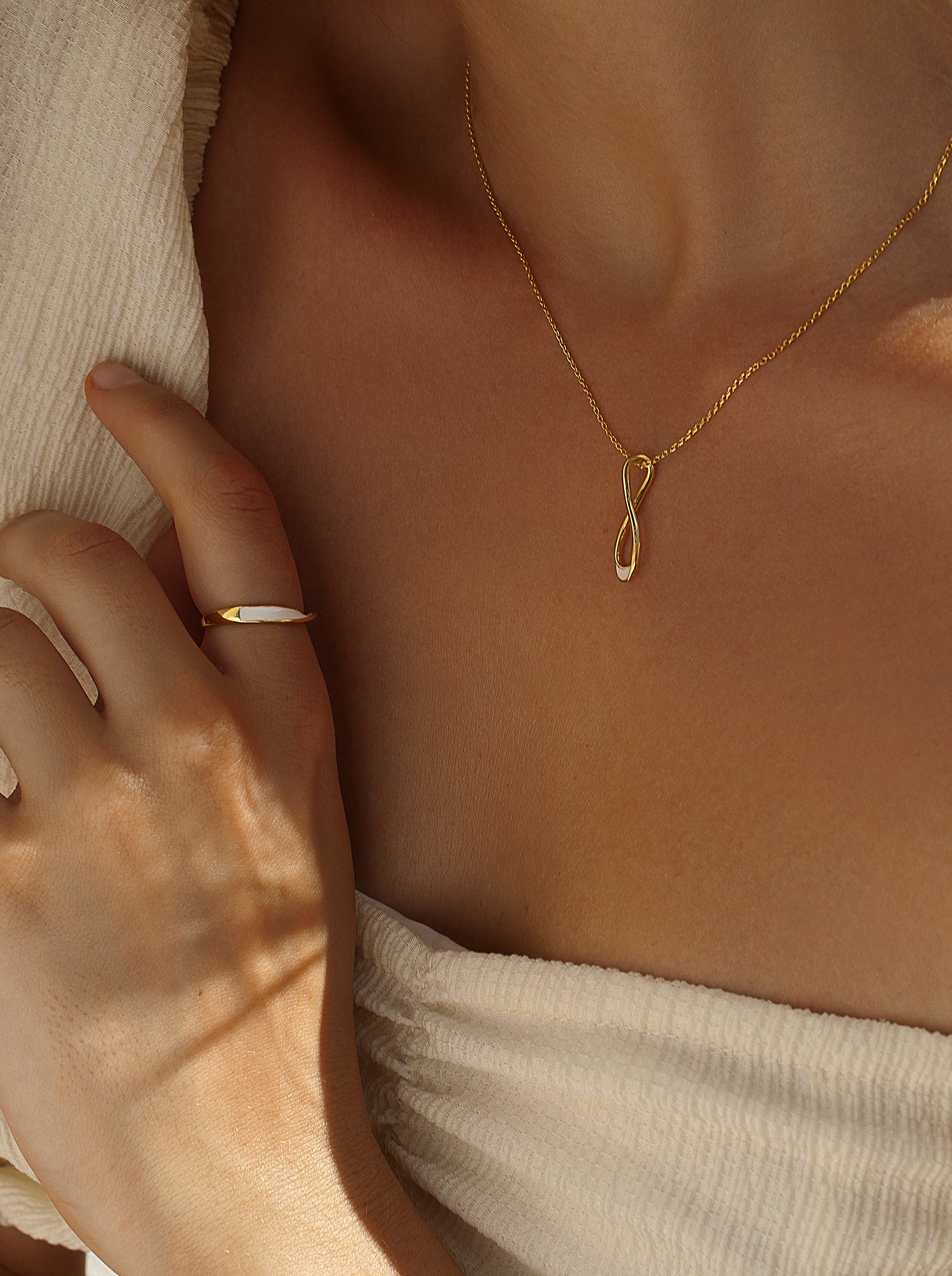 Colgantes de plata diseño irregular esmalte blanco