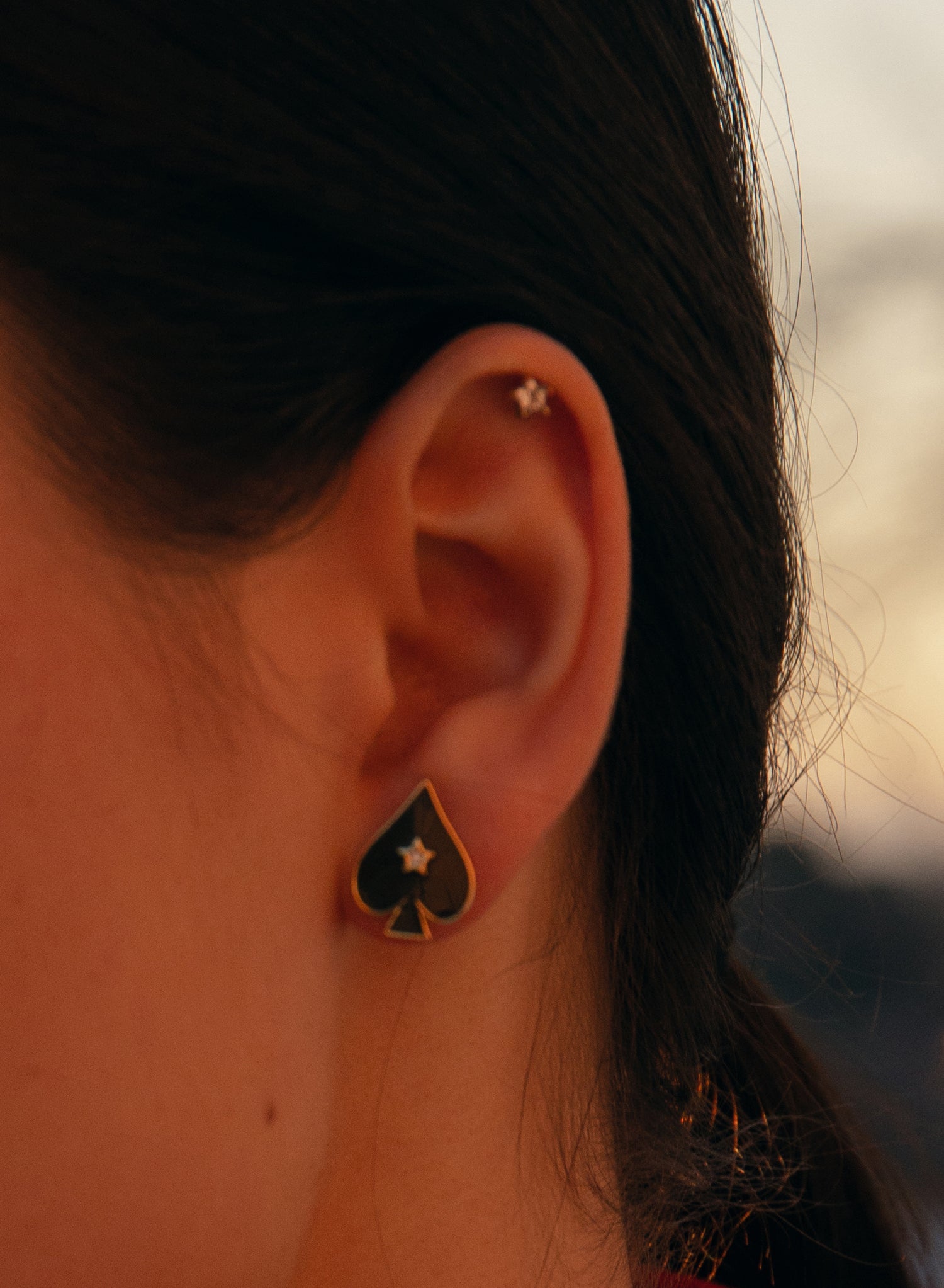Pendientes pequeños diseño de pica con esmalte y circonita