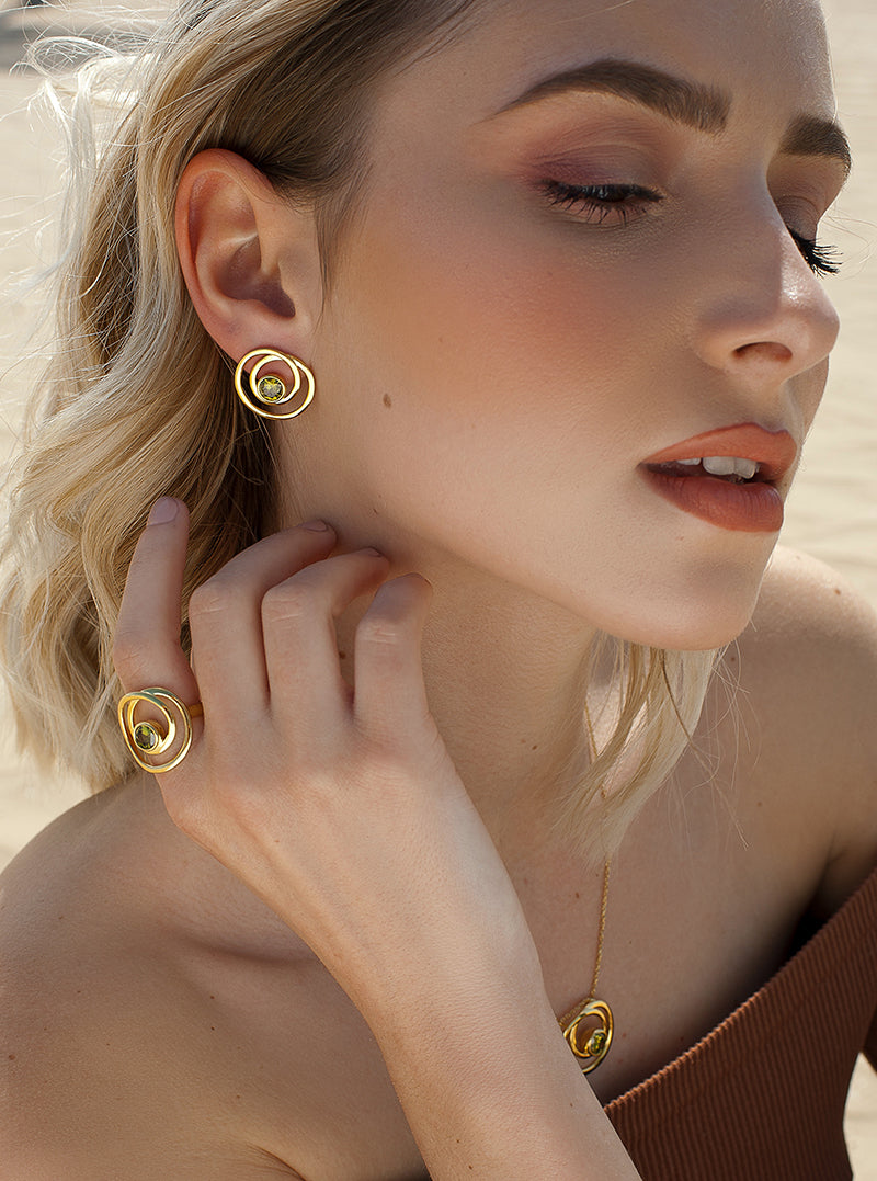 Pendientes aro originales estilo espiral con circonitas tono verde