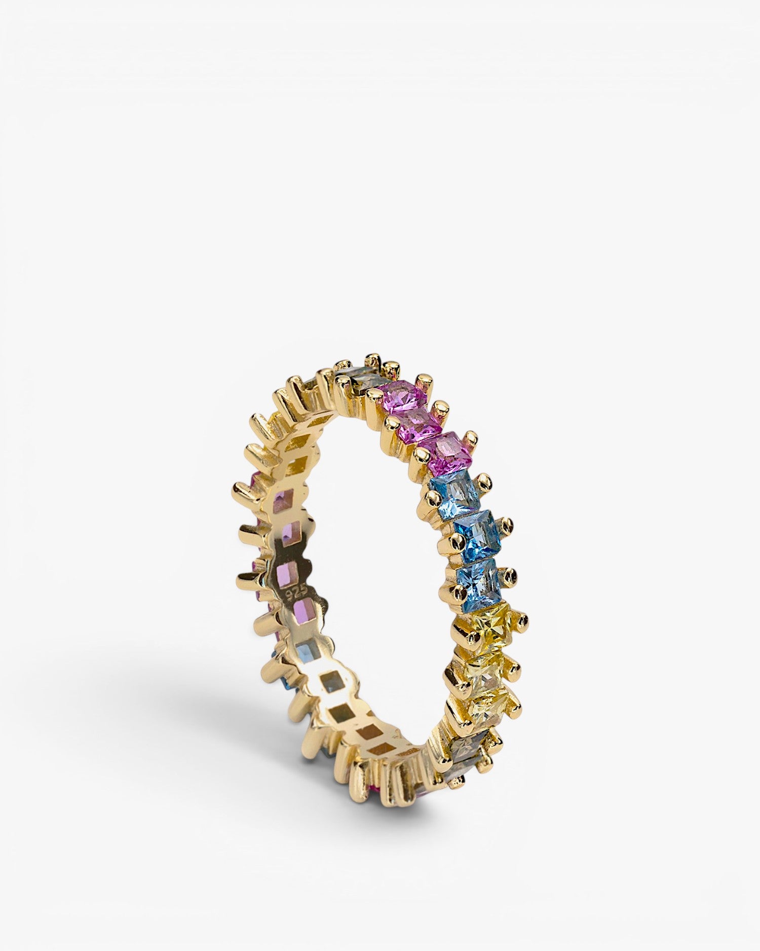 Anillo de plata con piedras de colores en talla princesa con grapas
