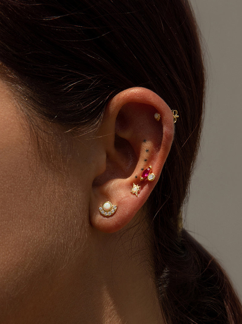 Piercing de plata baño dorado diseño mini sol con ópalo
