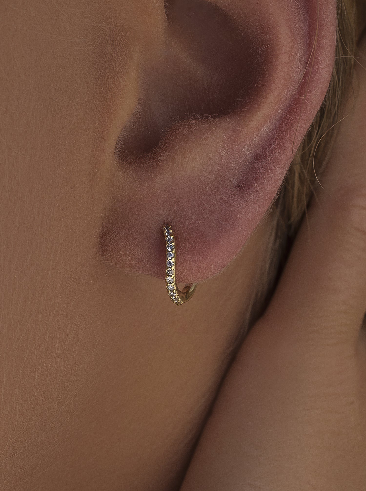 Pendientes aros muy pequeños curvilíneos con circonitas y baño de oro