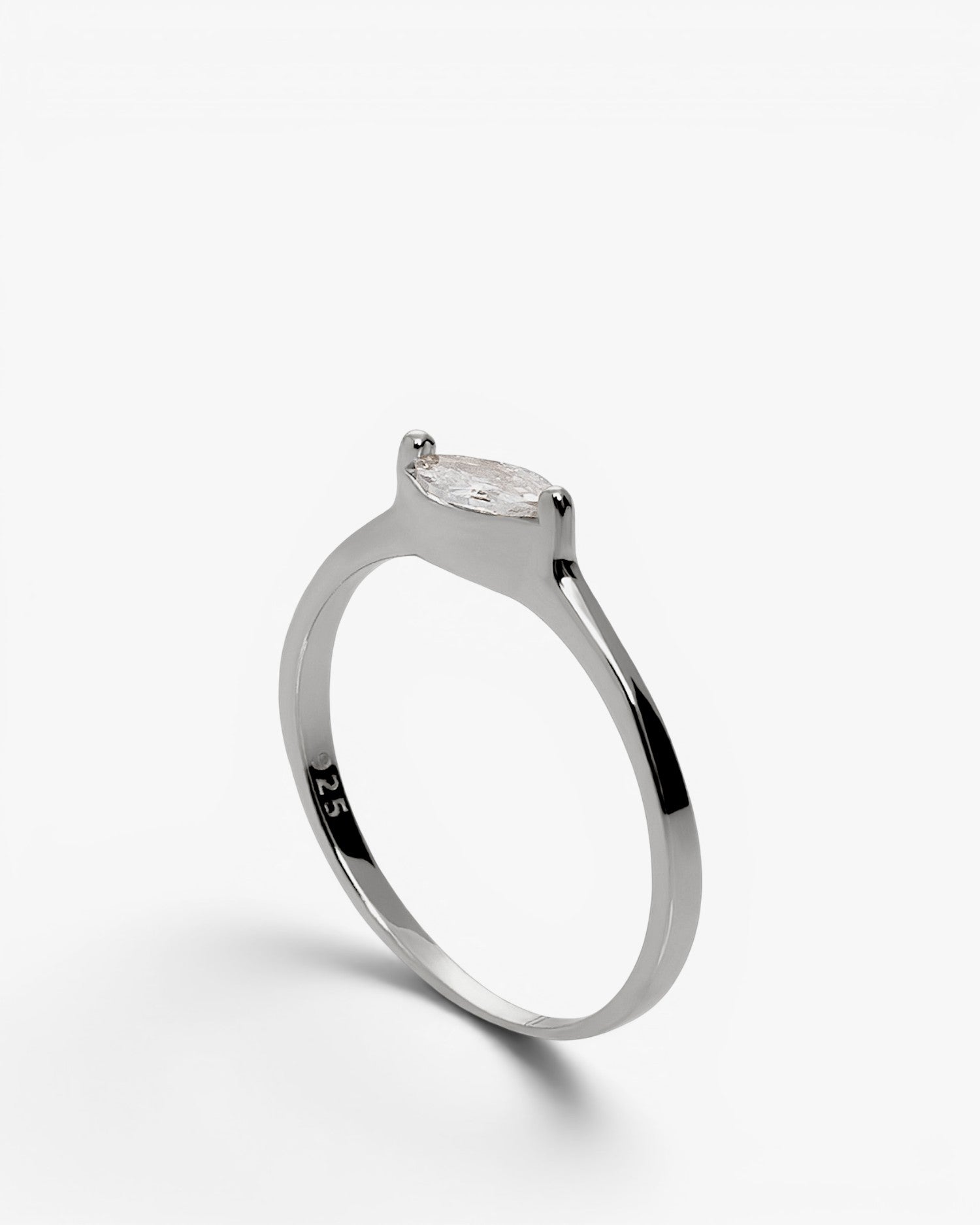 Anillos finos de plata de cuarzo adamantino talla marquesa