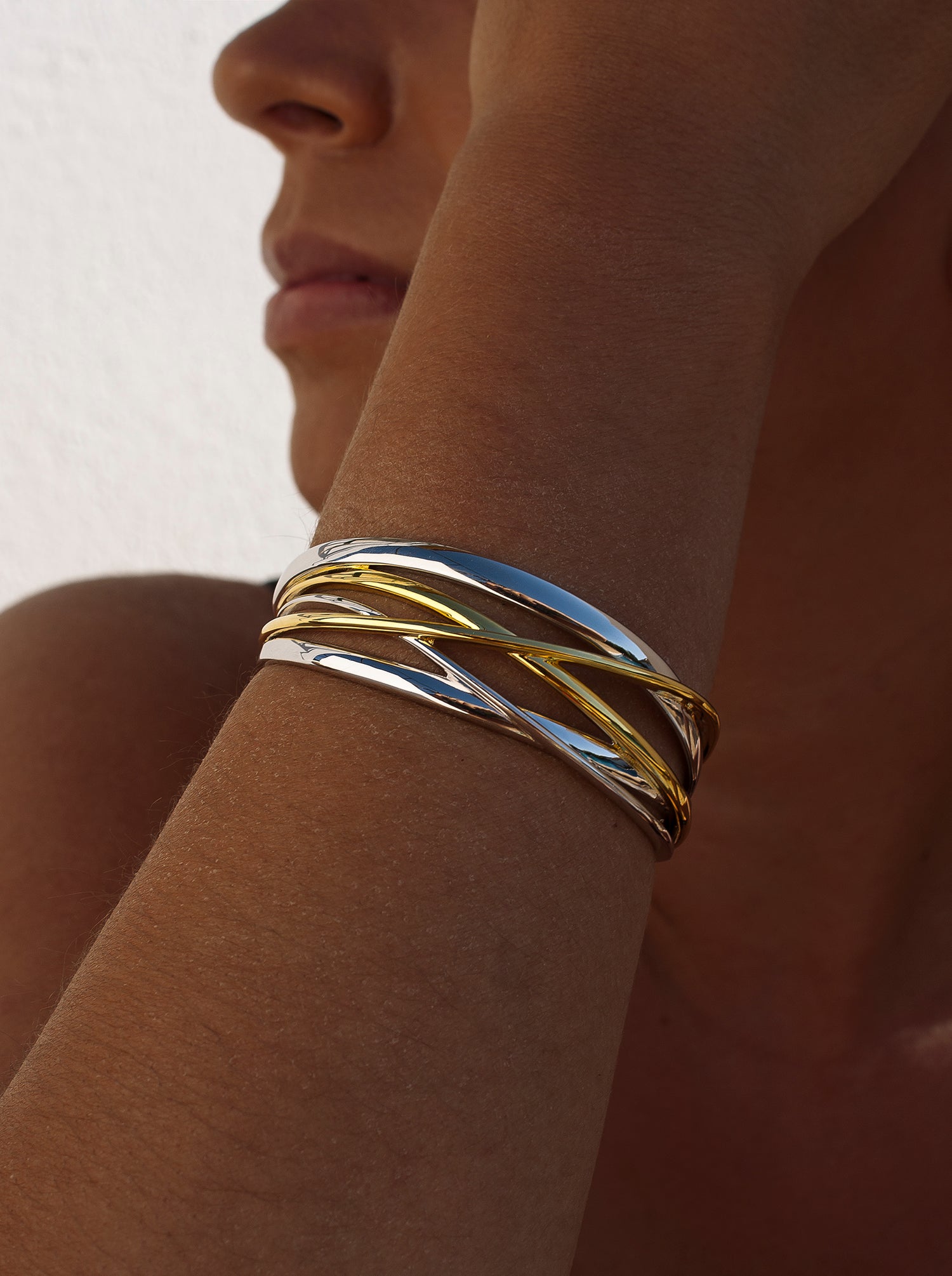 Pulsera esclava de plata bicolor con cruz central de plata bañada en oro