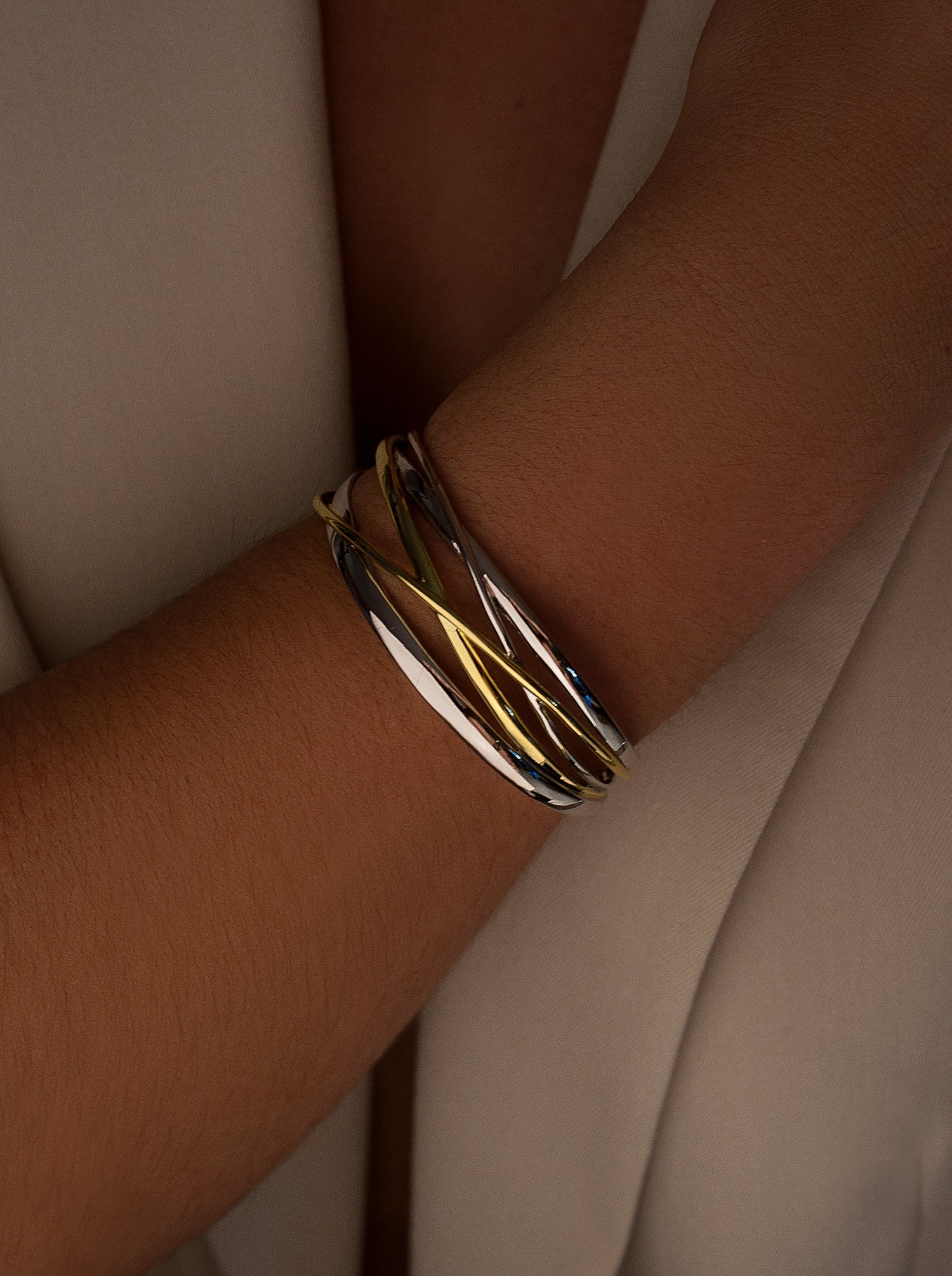 Pulsera esclava de plata bicolor con cruz central de plata bañada en oro