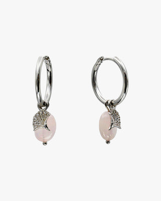 Boucles d'oreilles ornées de pendentifs en argent représentant une fleur épanouie et du quartz rose