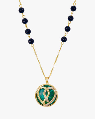 Collier avec un médaillon orné d'un motif central en forme de cœur et de serpent, serti de zirconiums cubiques.