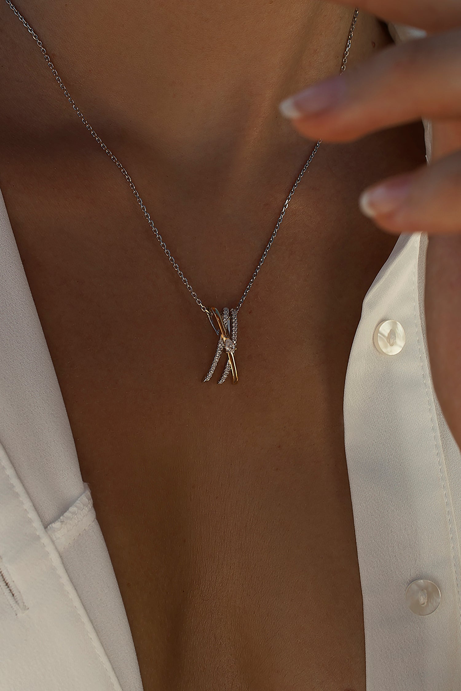 pendentif bicolore avec rail croisé plaqué oret zircons zircons