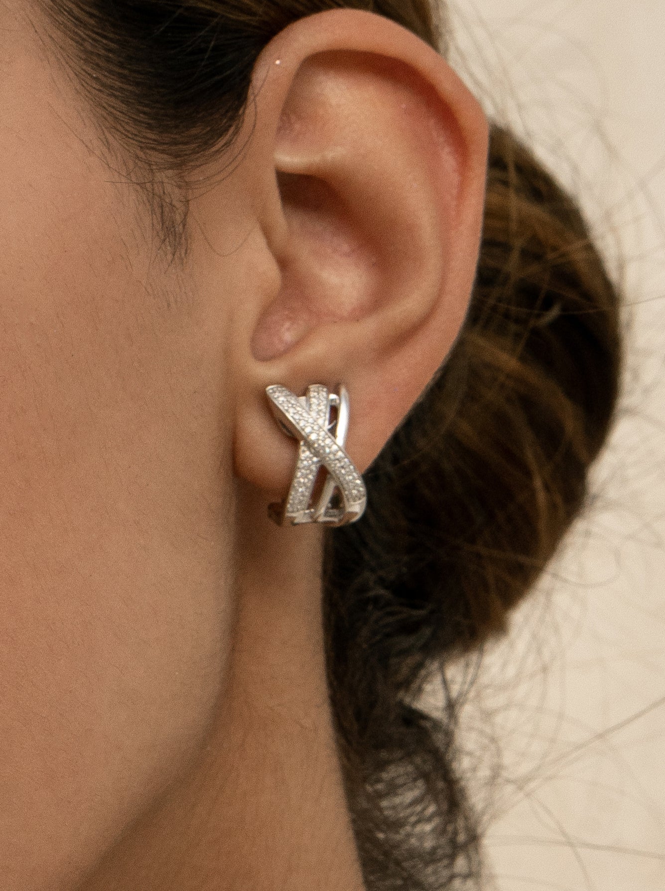 Boucles d'oreilles fermeture omega de argent en cross de zircons serti