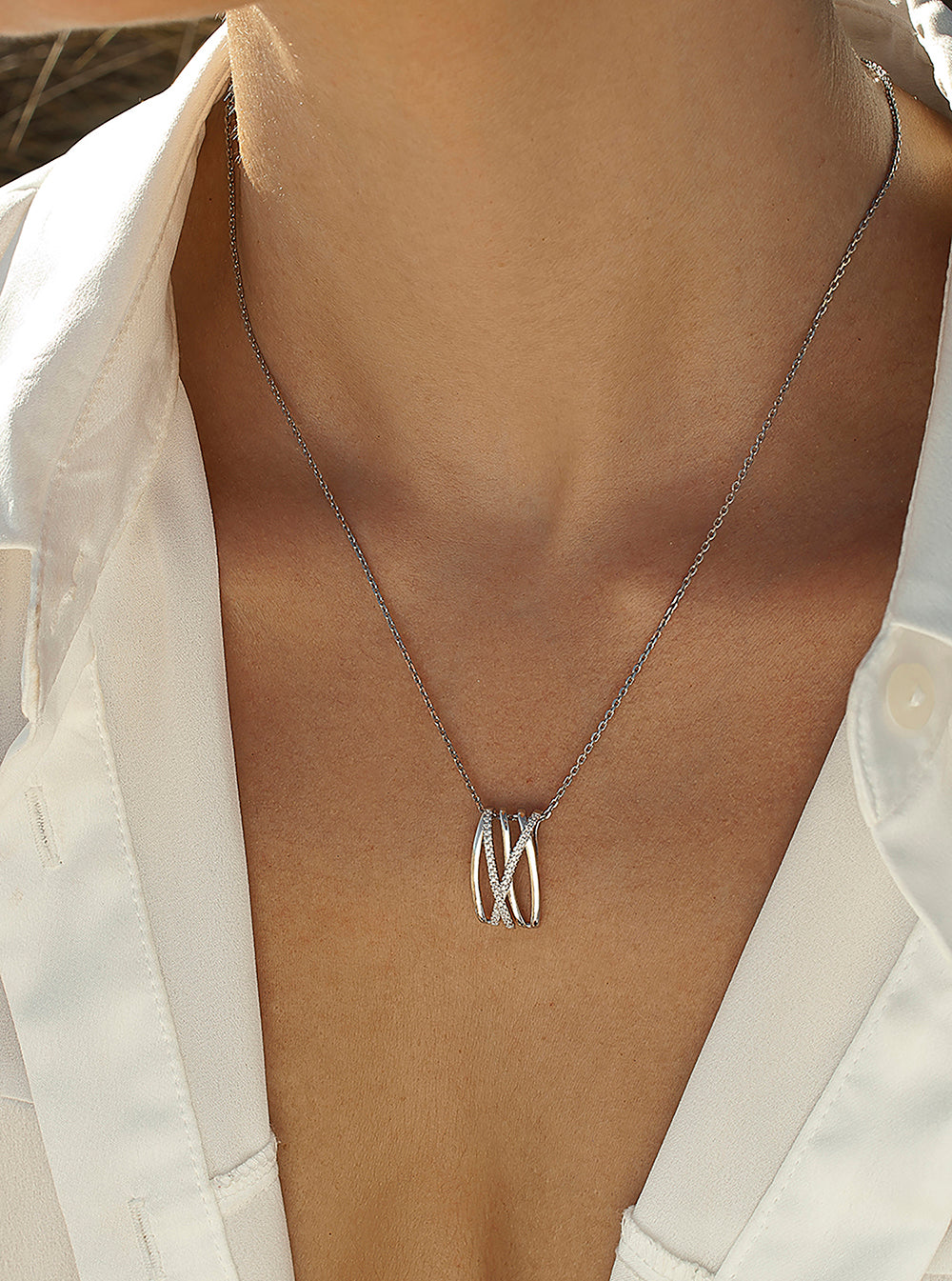 Collares cortos pieza formada por raíles de plata y circonitas