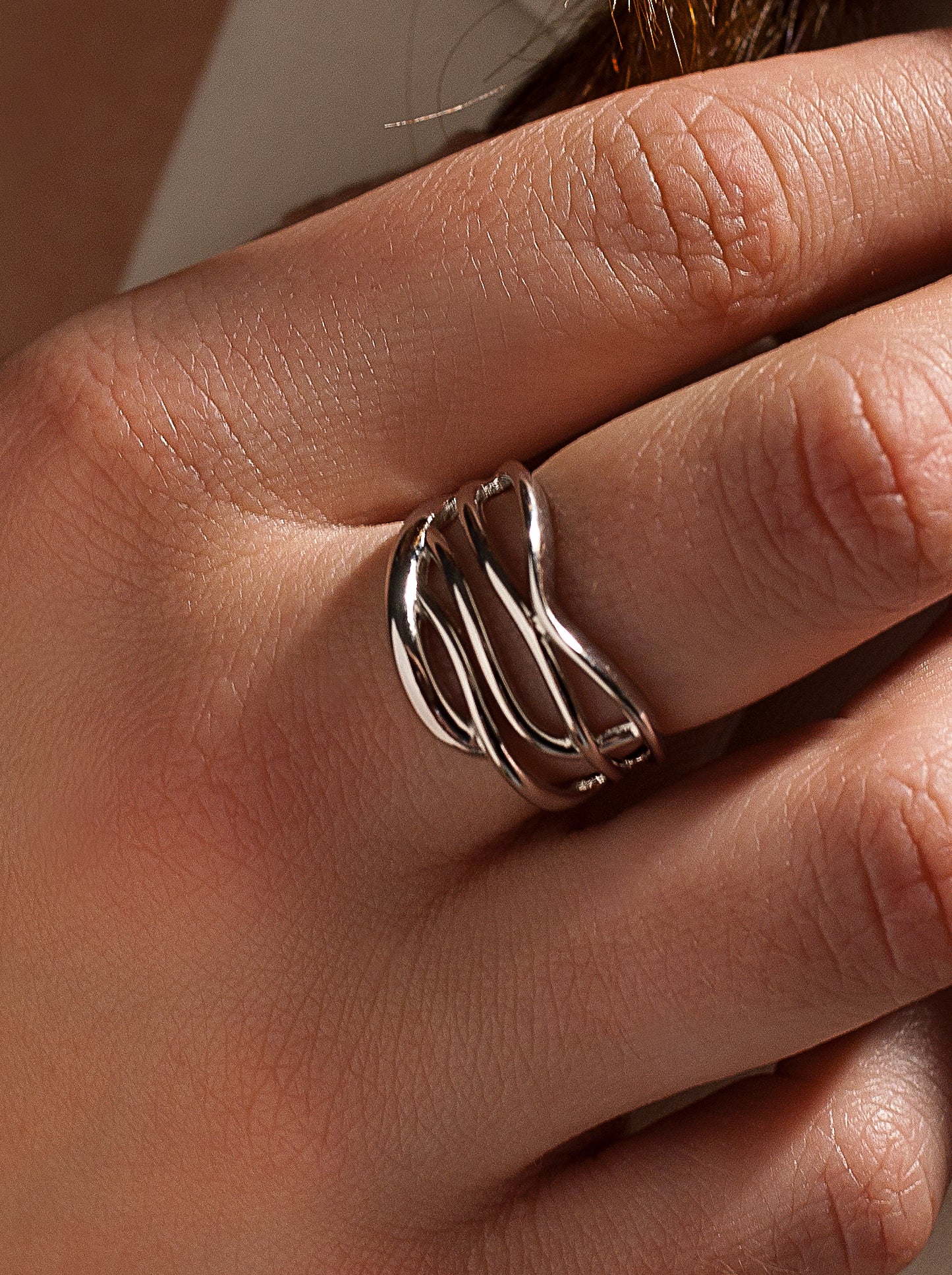 Anillos anchos fromados por carriles irregulares en plata lisa