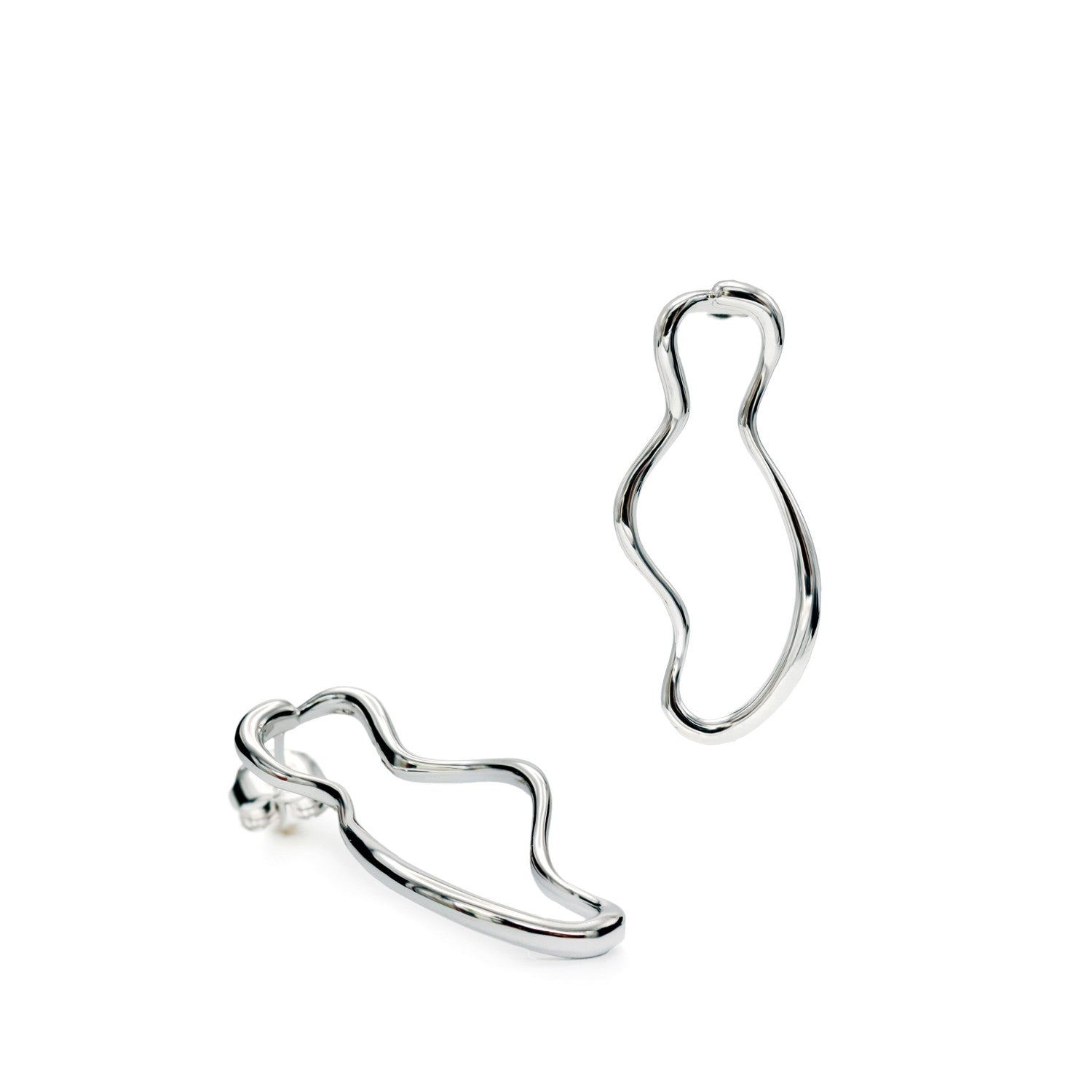 Pendientes originales de plata contorno curvilíneo en plata lisa