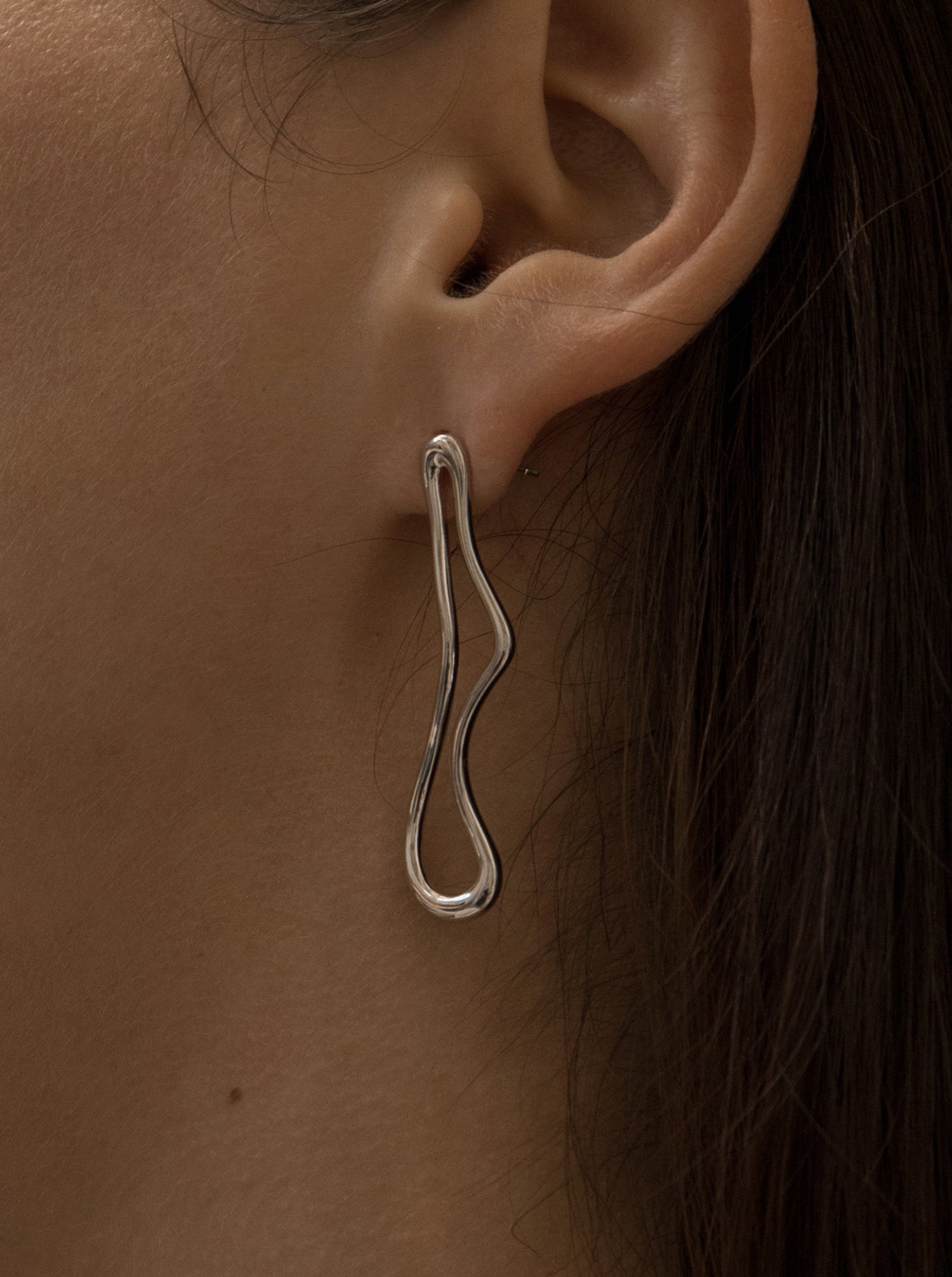 Pendientes originales de plata líquido irregular en plata lisa