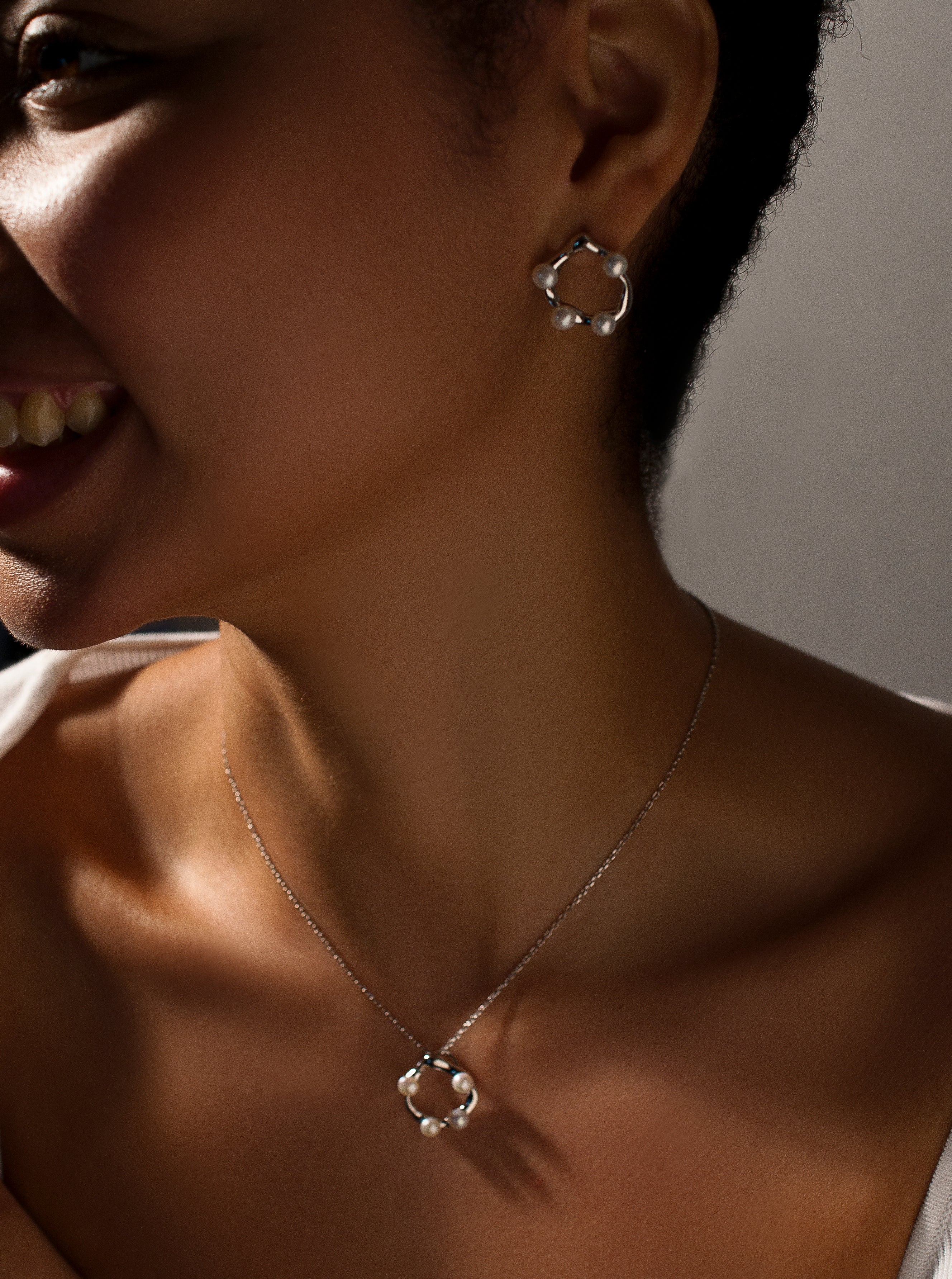 Collares originales de plata diseño irregular con mini perlas incrustadas