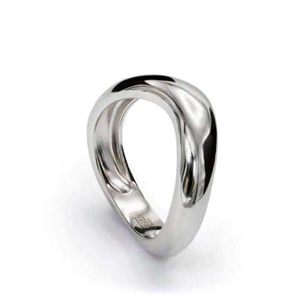 Anillos de diseño irregular en plata lisa