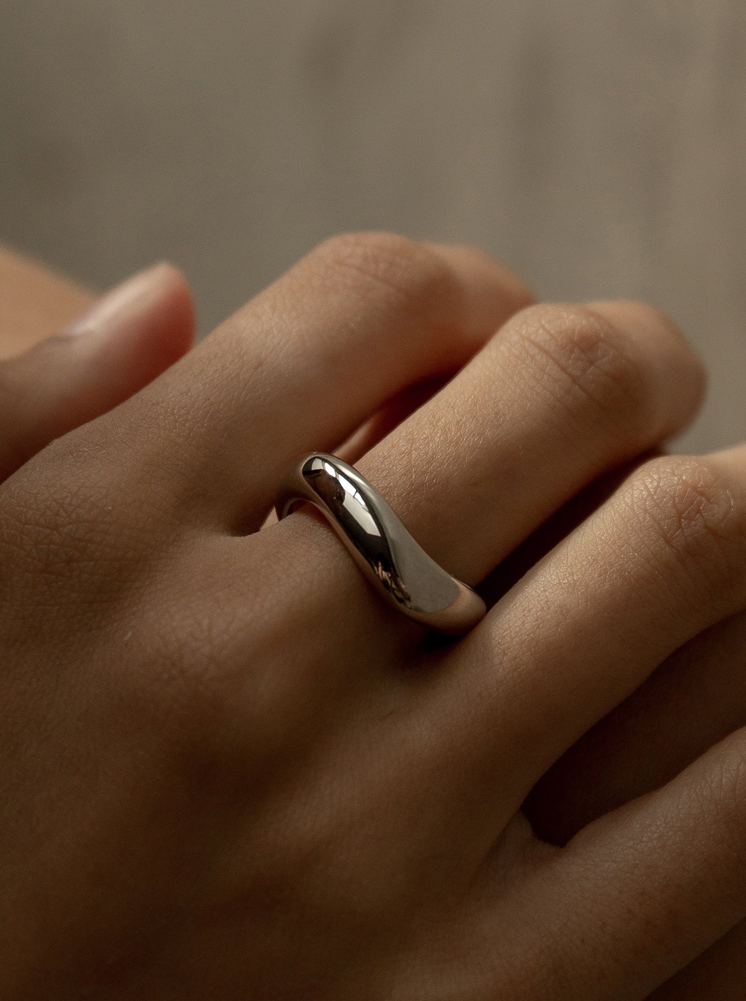 Anillos de diseño irregular en plata lisa