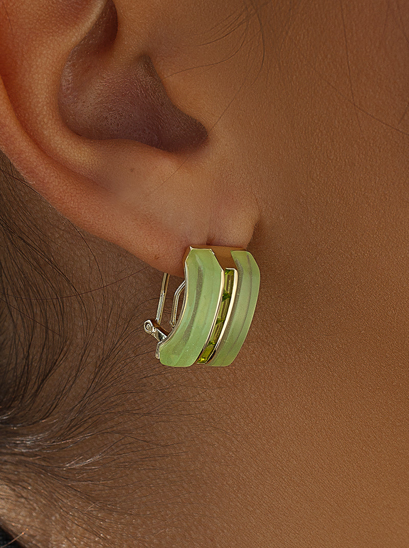 Pendientes cierre omega diseño resina y gemas verdes