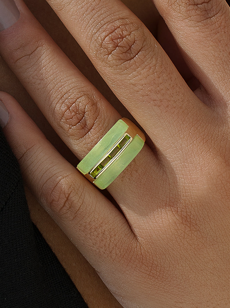 Anillos de diseño con resina y gemas verdes