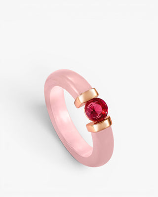 Anillo de plata diseño con detalle central de gema fucsia