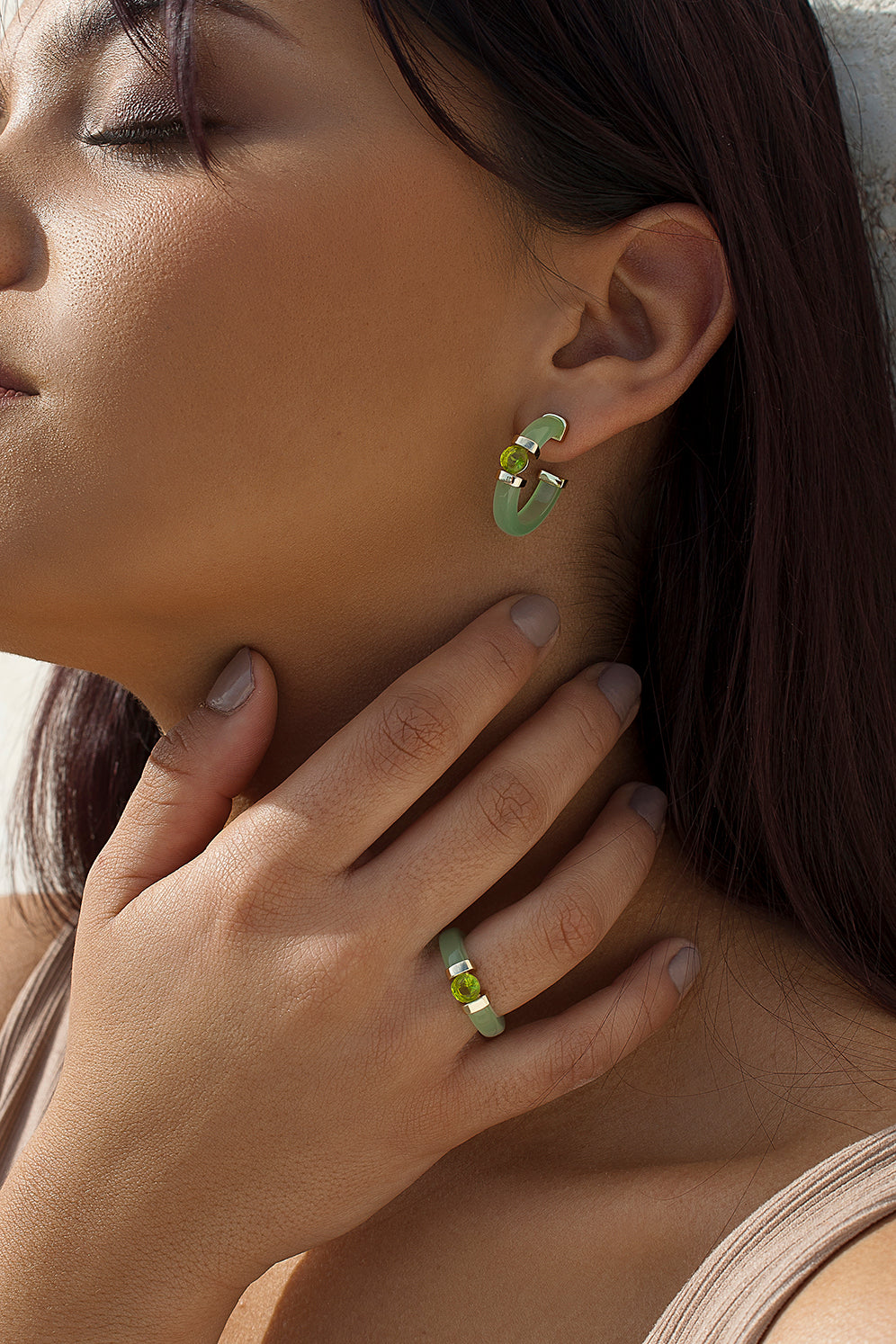 Original hoop earrings with a central detail of green adamantine quartz.
