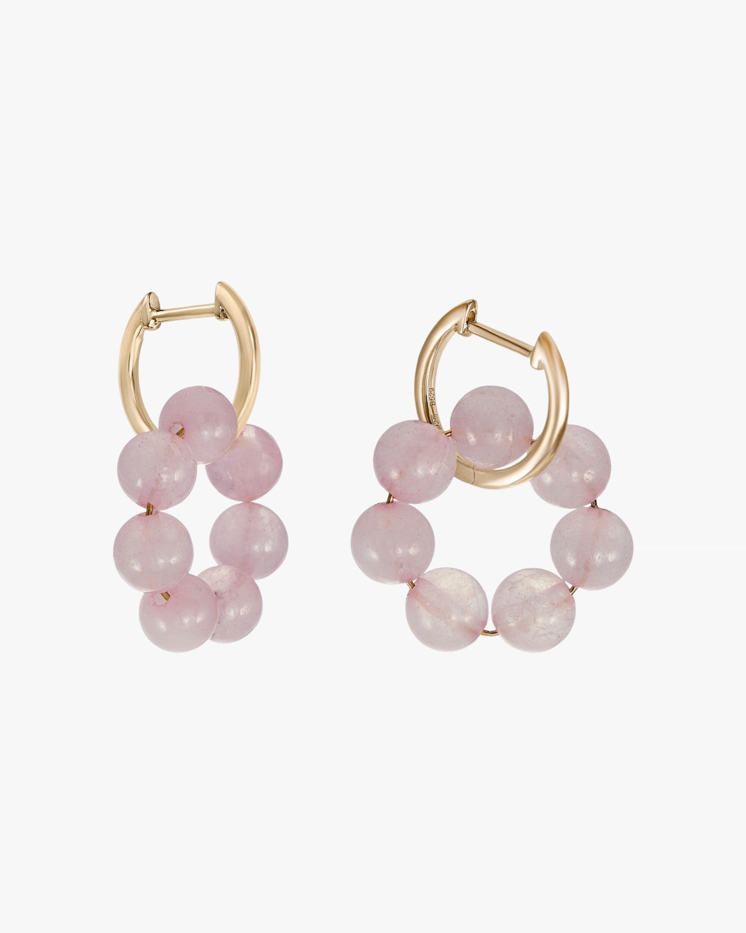 Pendientes de piedra natural en forma de esferas en tono rosa y aro bañado en oro
