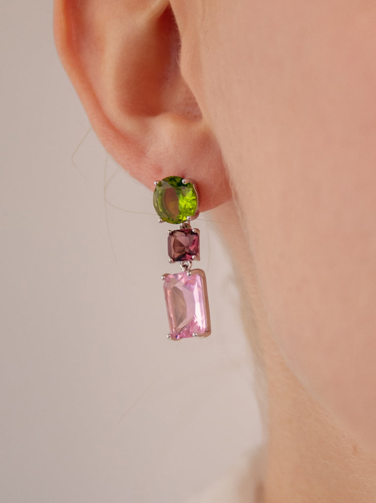 Boucles d'oreilles ornées de pierres argentées colorées, design transparent