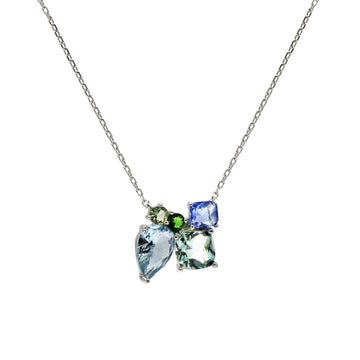 Collares con piedras de diferentes tallas en tonos cristalinos