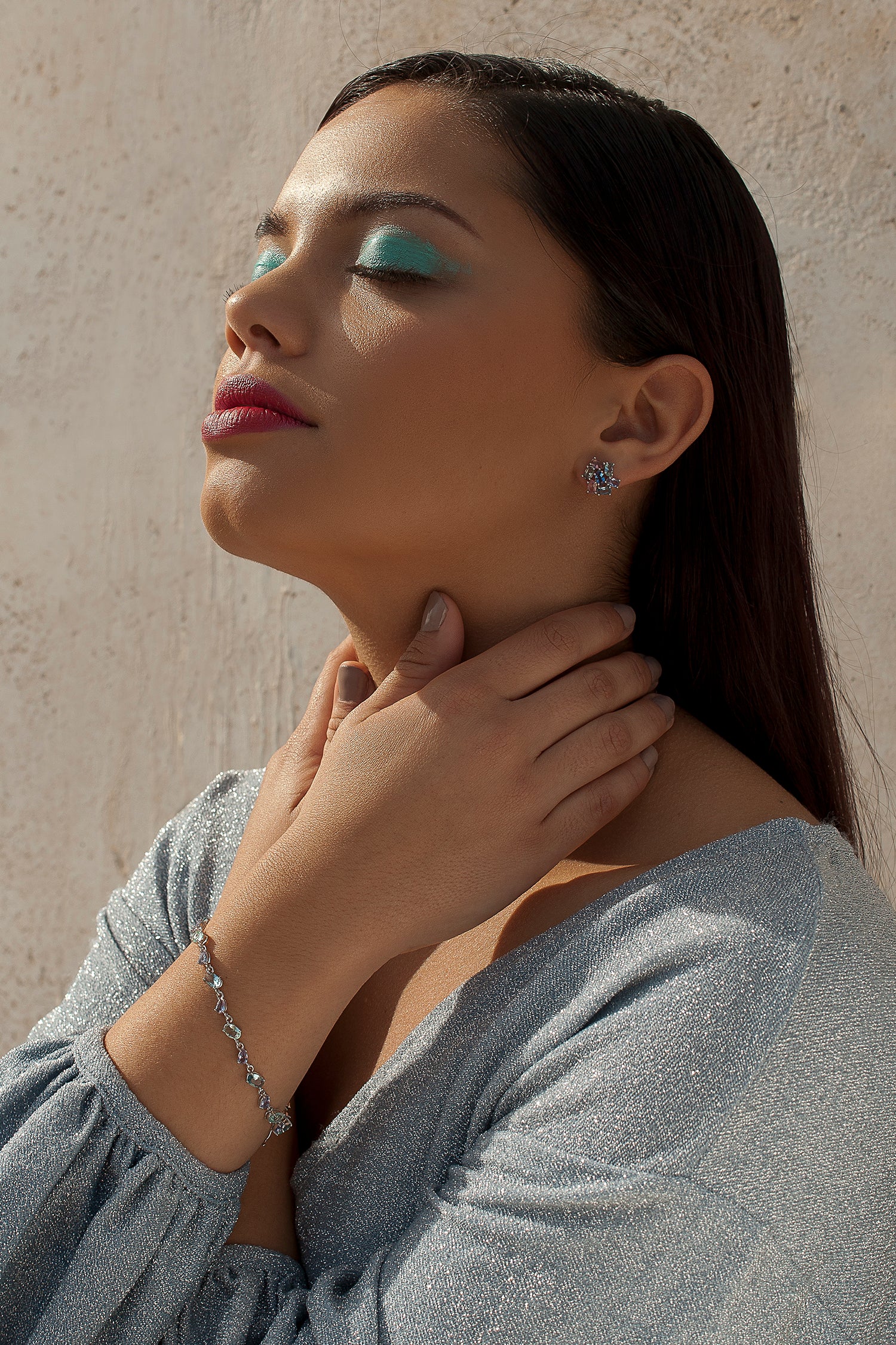 Pulseras con piedras de colores en tonos azules y verdes