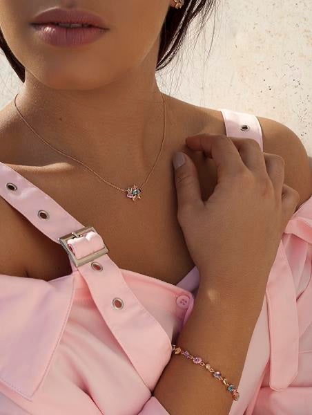 Pulseras con piedras de colores en tonos brillantes